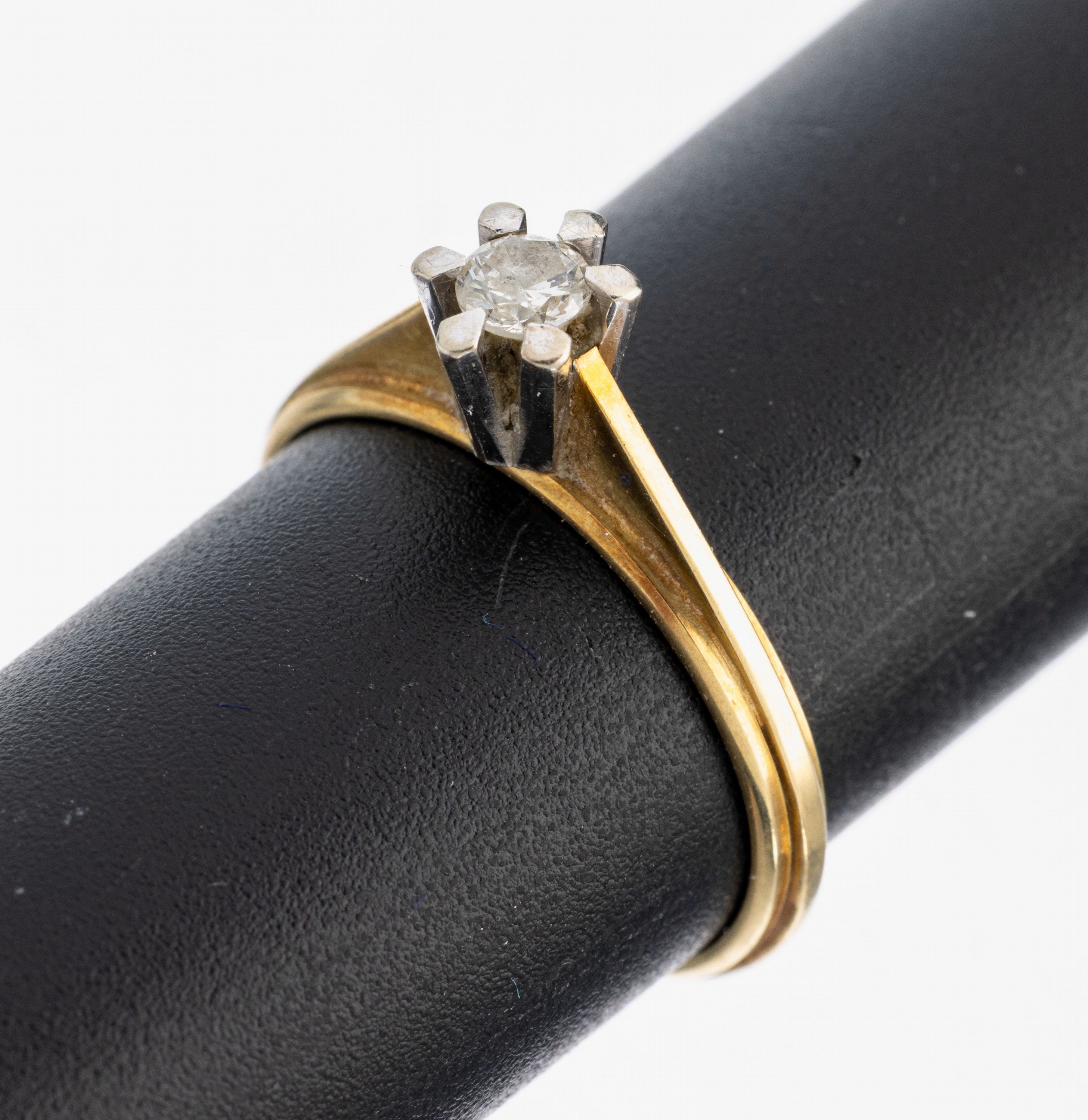 14 kt Gold Brillant-Ring, WG/GG 585/000, Brillant in WG gefasst ca. 0.15 ct Weiß/p1, RW 52.5, ca. 2.4 g