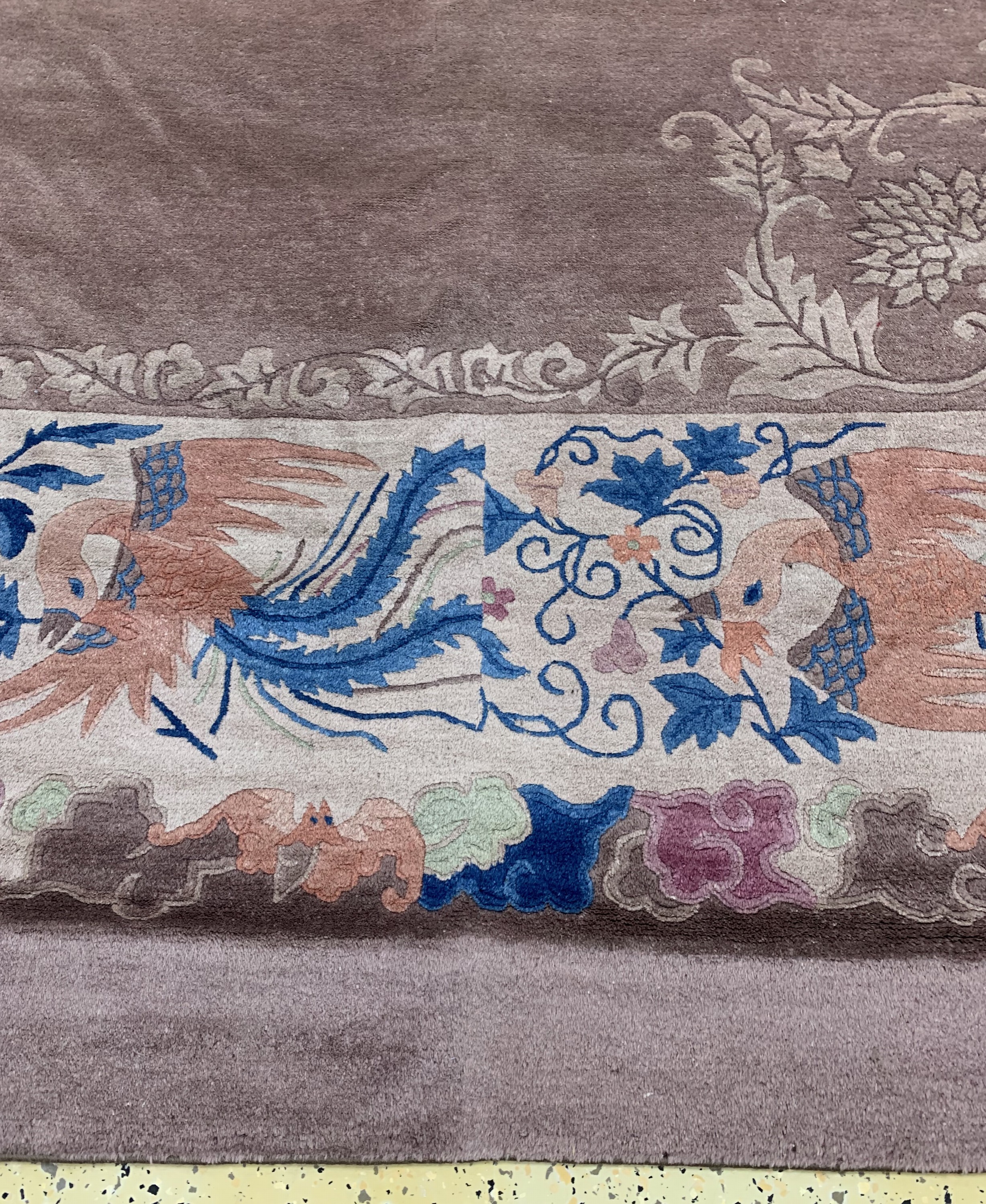 Detail b: Peking antik, China, um 1900, Wolle auf Baumwolle, ca. 535 x 440 cm, minimale Mottenfraß, EHZ: 2(gereinigt),in der Breite verkürzt.