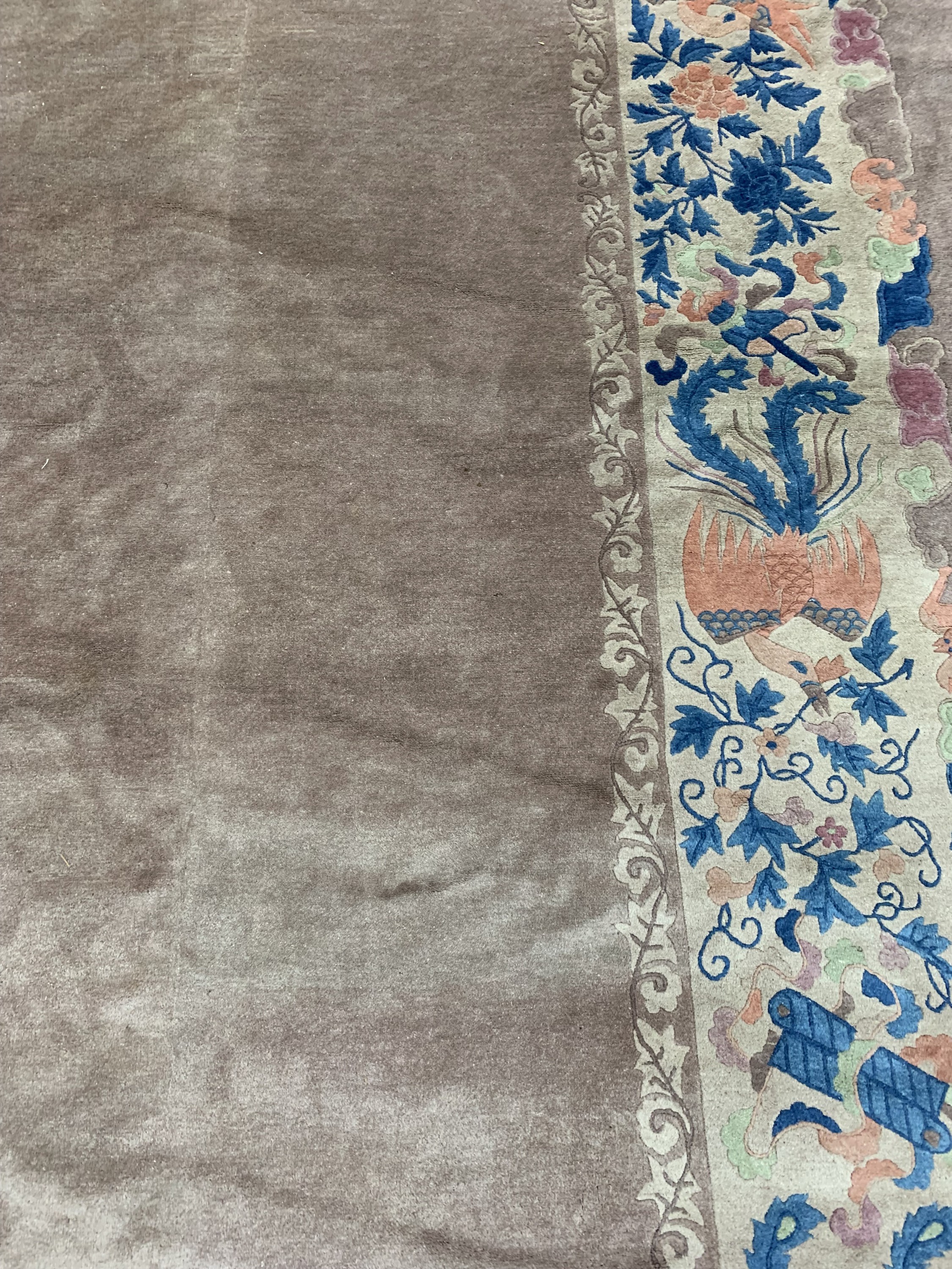 Detail f: Peking antik, China, um 1900, Wolle auf Baumwolle, ca. 535 x 440 cm, minimale Mottenfraß, EHZ: 2(gereinigt),in der Breite verkürzt.