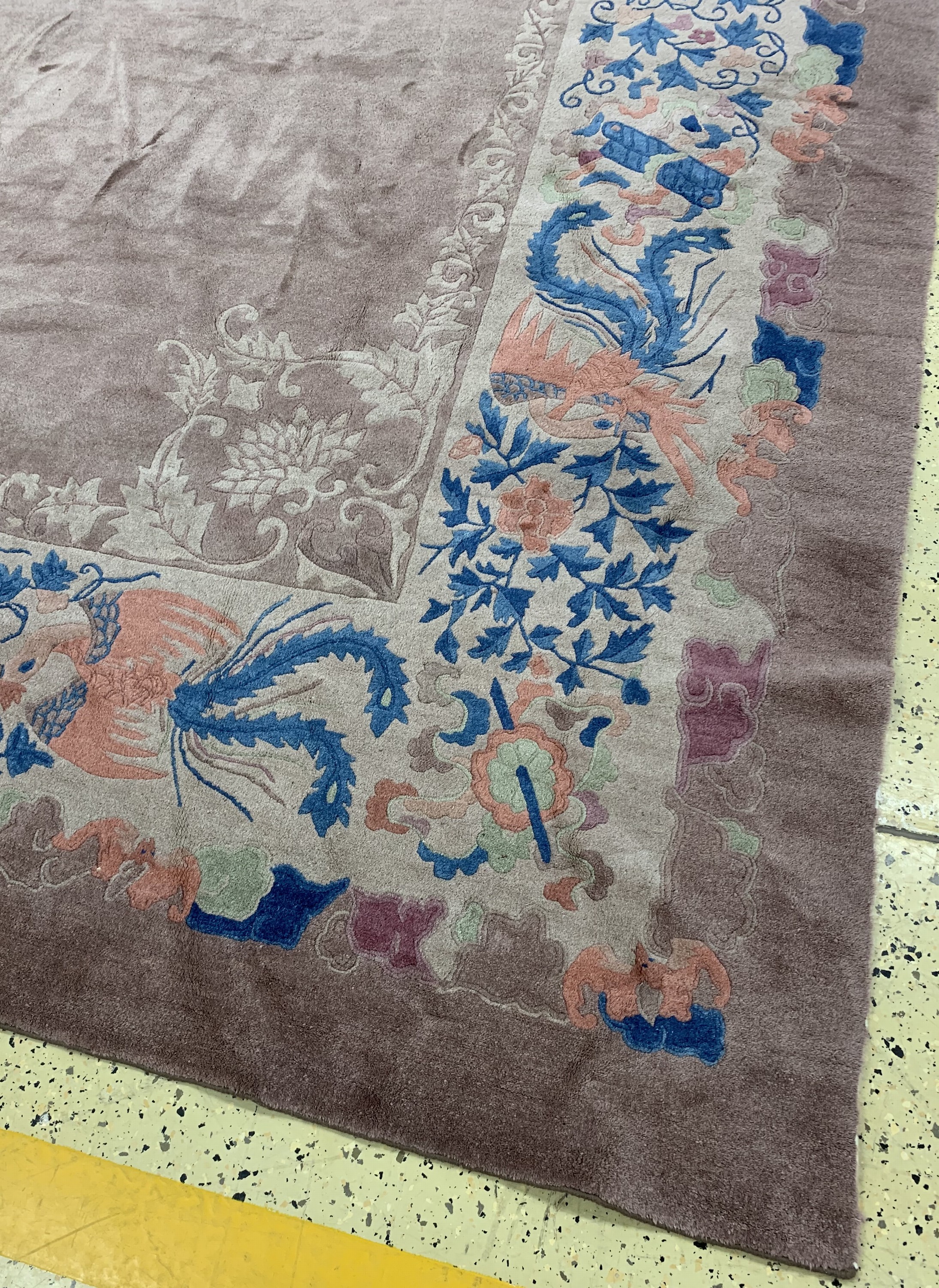 Detail i: Peking antik, China, um 1900, Wolle auf Baumwolle, ca. 535 x 440 cm, minimale Mottenfraß, EHZ: 2(gereinigt),in der Breite verkürzt.