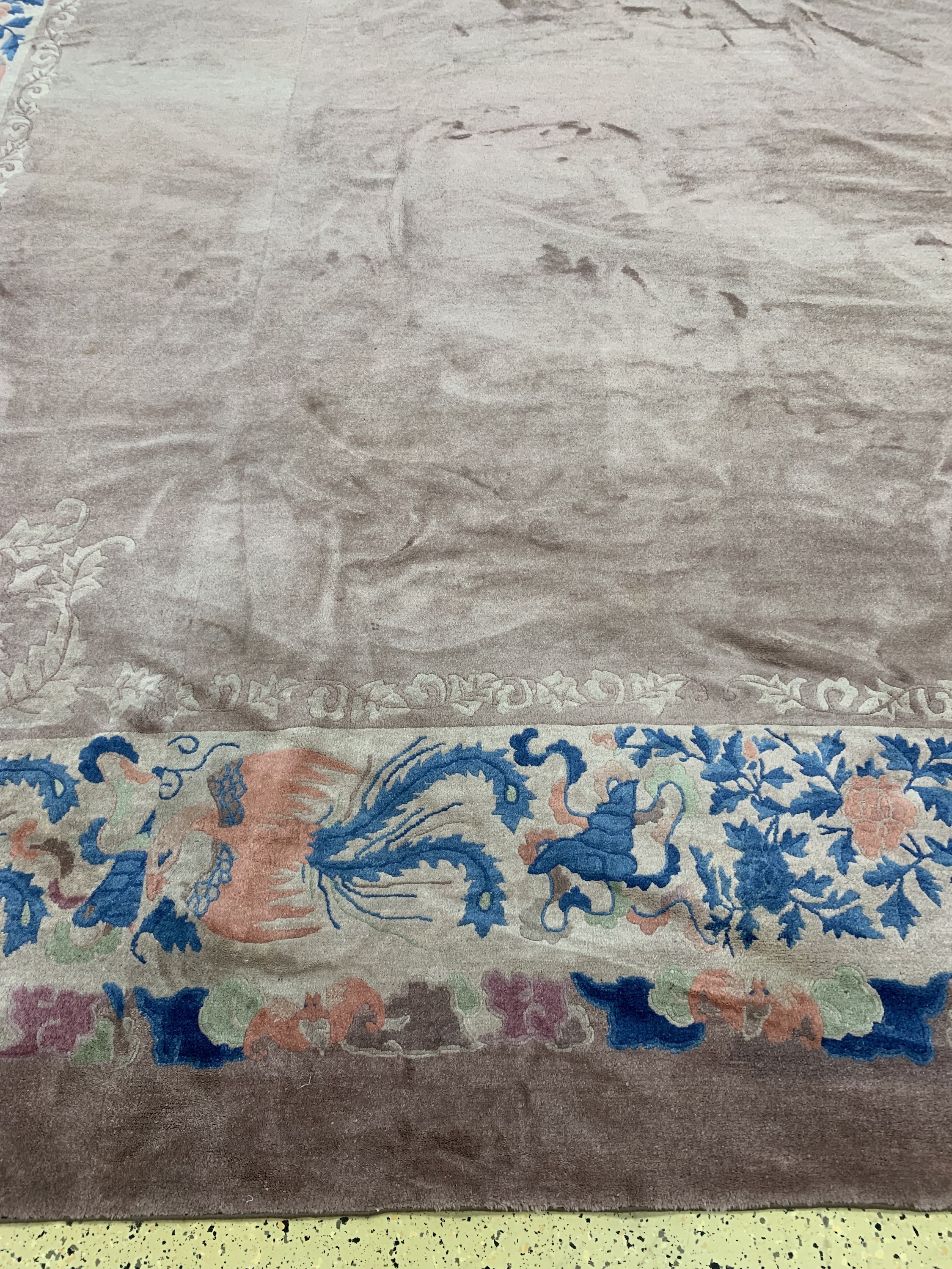 Detail k: Peking antik, China, um 1900, Wolle auf Baumwolle, ca. 535 x 440 cm, minimale Mottenfraß, EHZ: 2(gereinigt),in der Breite verkürzt.