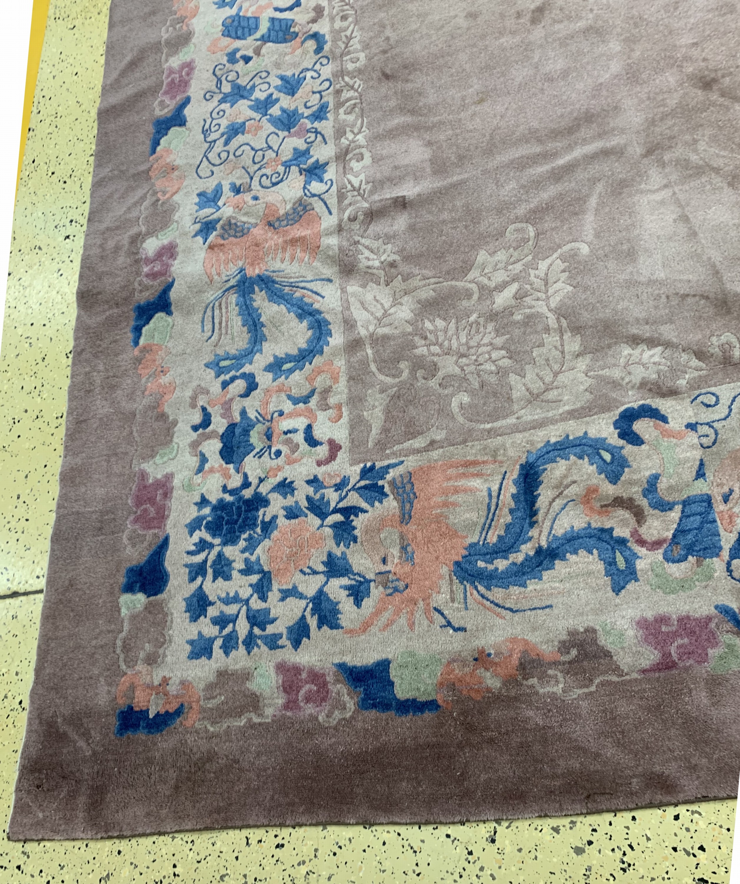 Detail l: Peking antik, China, um 1900, Wolle auf Baumwolle, ca. 535 x 440 cm, minimale Mottenfraß, EHZ: 2(gereinigt),in der Breite verkürzt.