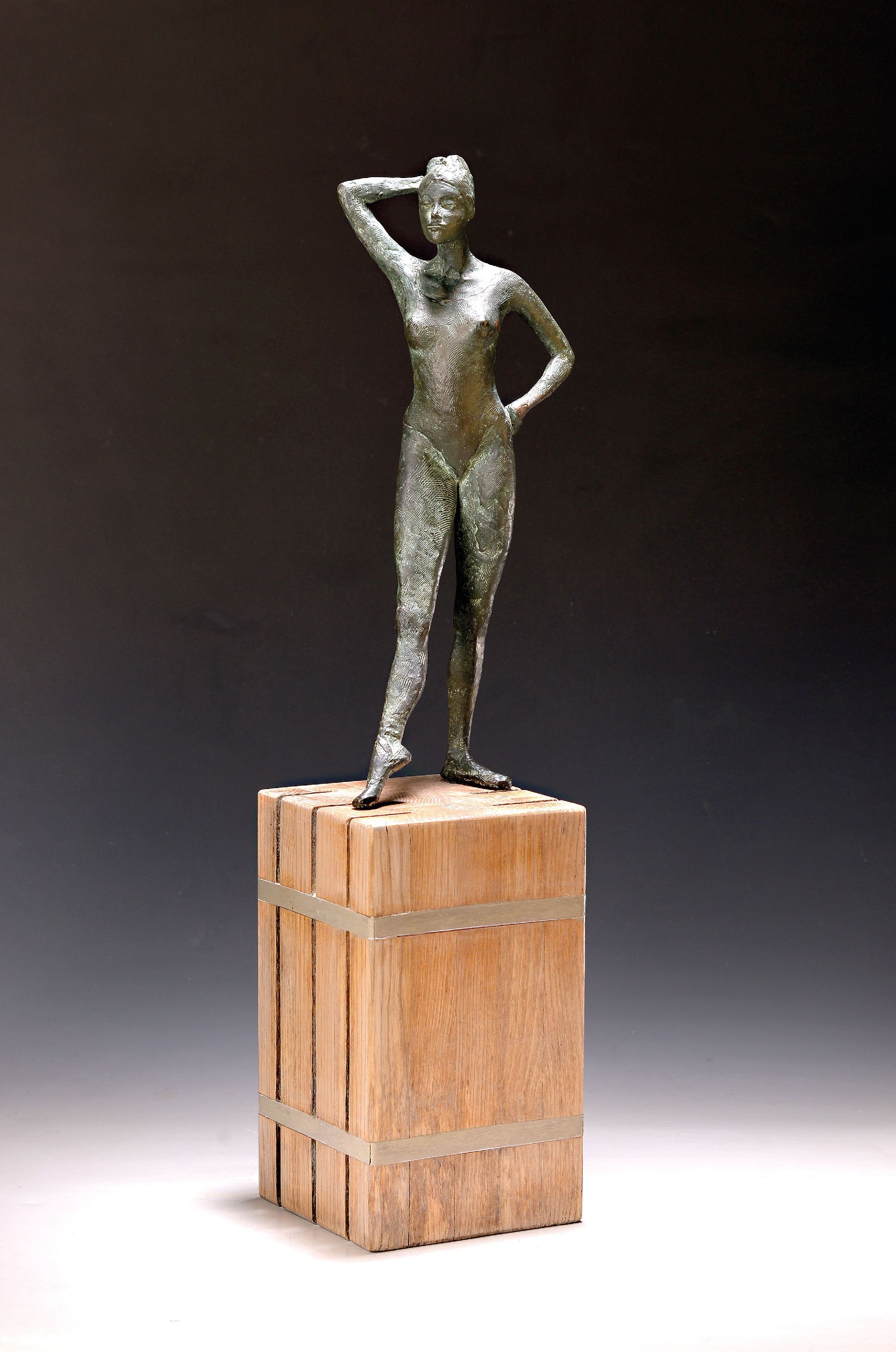 Detail k: Ungedeuteter Künstler, 1910-1985, stehender Akt,Bronze, am Fuß monogr. und num., ohne Sockel, H. ca. 41 cm