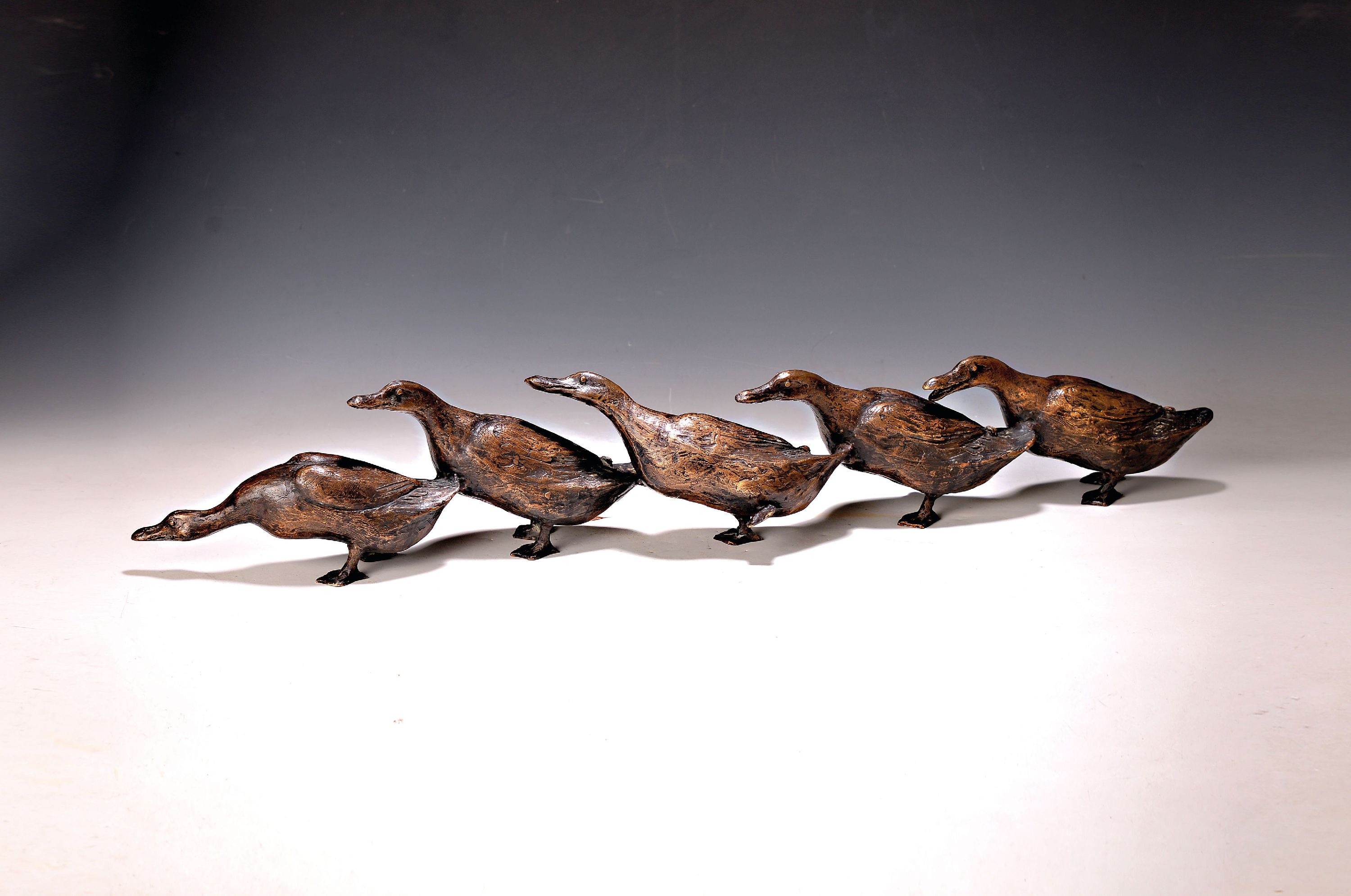 Detail k: Kurt Arentz, 1934 Köln-2014 München, 5 Enten im Entenmarsch, Bronze, sign. und num. 8/20, H. ca. 13cm, L. ca. 78cm, mit Zertifikat