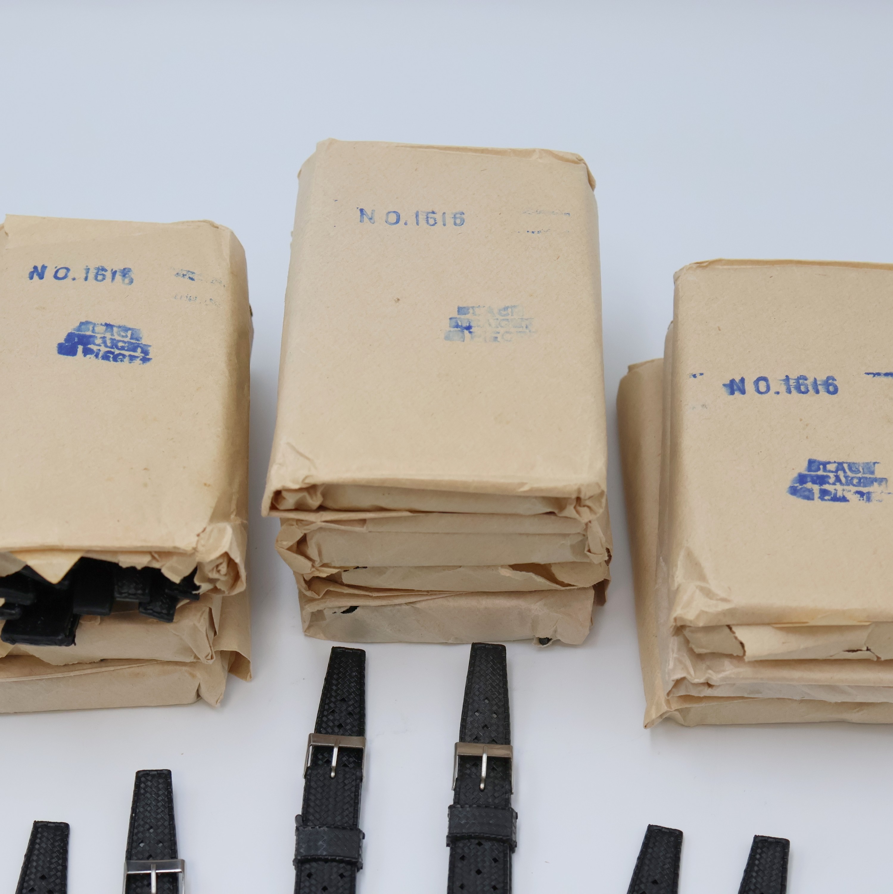 Detail b: 110 Gummibänder für Taucheruhren, ca. 1970er Jahre, Verlauf vom Anstoß zur Stahlschließe 16 auf 14 mm, orig. verpackt in 10er Päckchen, ...