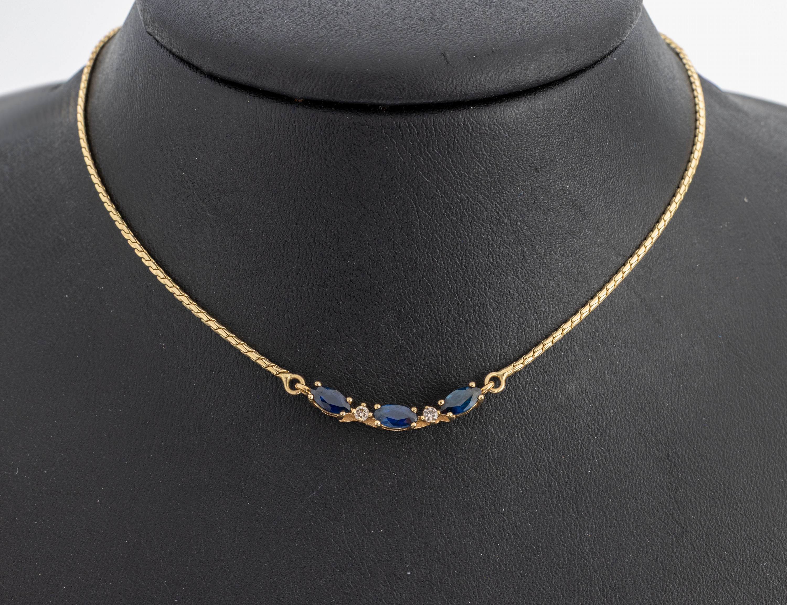 Image 26986957 - 14 kt Gold Saphir-Brillant-Collier, GG 585/000, 3 Saphir-Navettes zus. ca. 0.45 ct, 2 ...