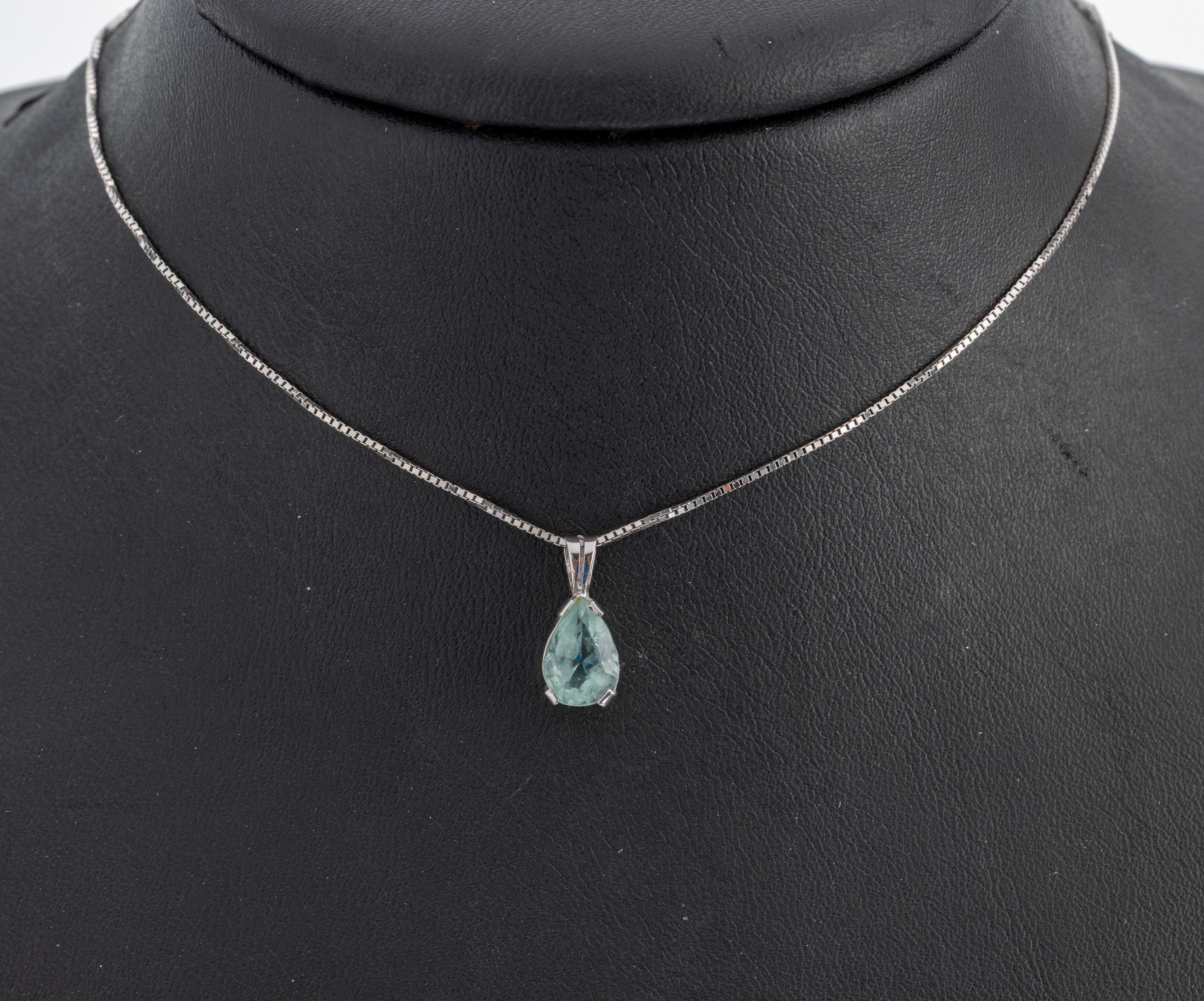14 kt Gold Aquamarin-Anhänger, WG 585/000, facett. Aquamarin-Tropfen ca. 1.20 ct, an Kette, WG 333/000, L. ca. 45 cm, Karabinerschließe, ca. 2.2 g