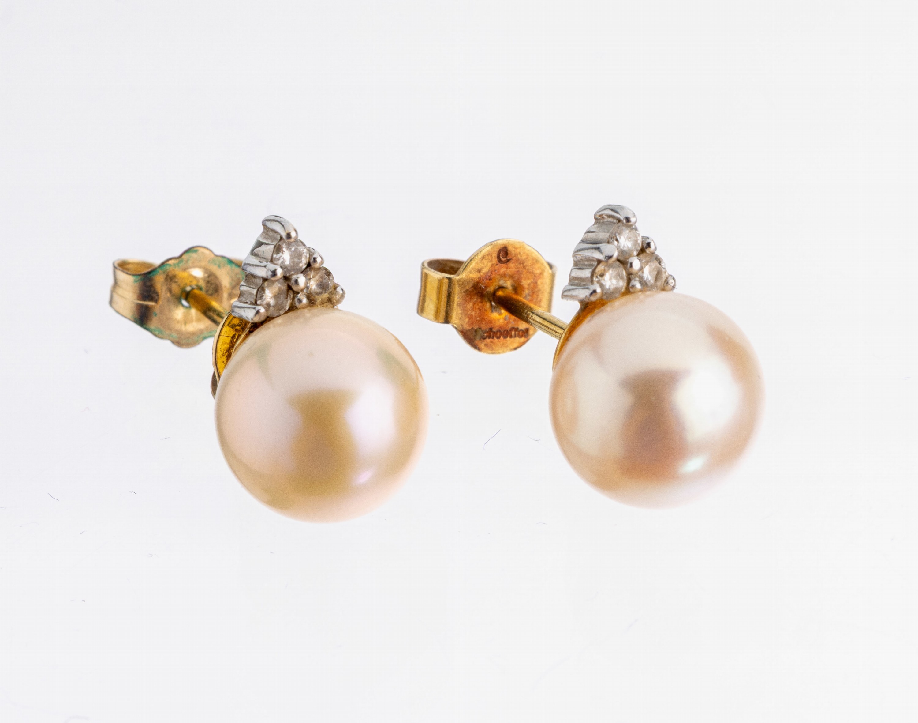 Paar 18 kt Gold Perl-Brillant-Ohrstecker, GG 750/000, 2 Zuchtperlen, D. ca. 9 mm, 6 in WG gefasste Brillanten zus. ca. 0.16 ct Weiß/si, ca. 3.4 g