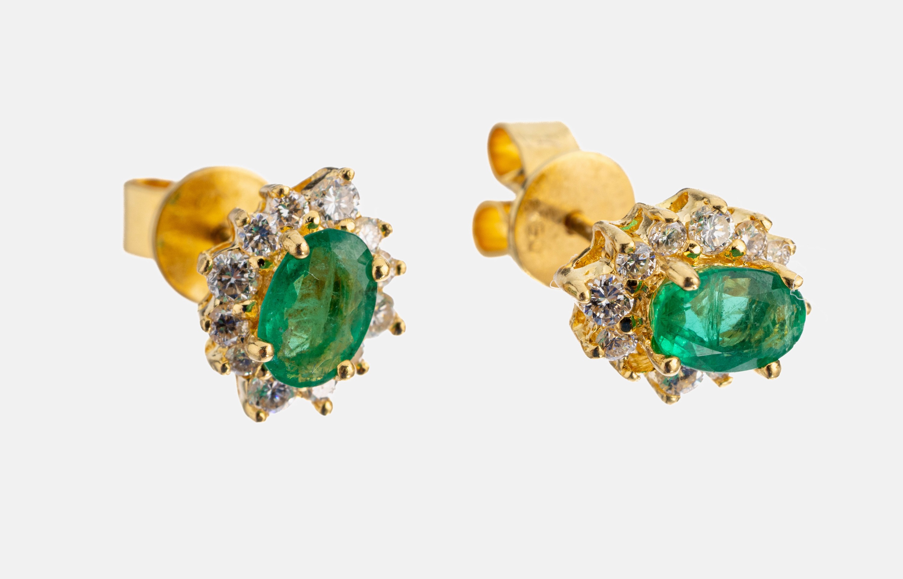 Paar 18 kt Gold Smaragd-Brillant-Ohrstecker, GG 750/000, 2 ovalfacett. Smaragde zus. ca.0.50 ct, 23 Brillanten, 1 Stein fehlt, zus. ca. 0.26 ct ...