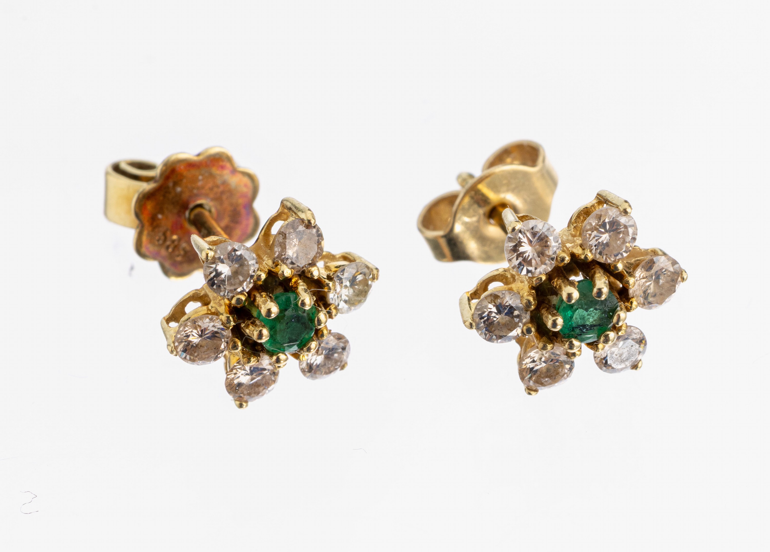 14 kt Gold Smaragd-Brillant-Ohrstecker, GG 585/000, 2 rundfacett. Smaragde zus. ca. 0.10 ct, 12 Brillanten zus. ca. 0.60 ct Weiß/si-p, ca. 2.1 g, ...