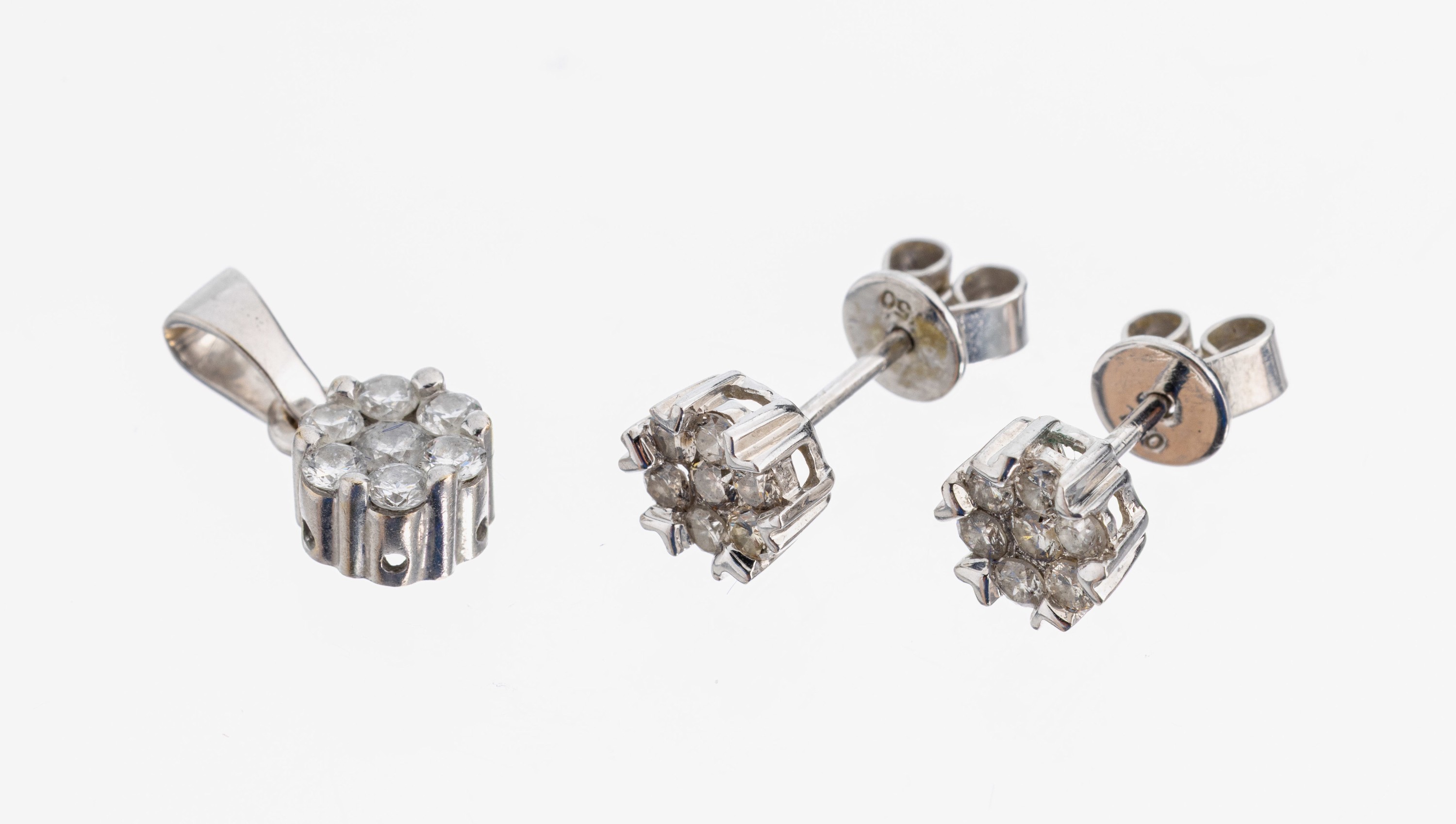 18 kt Gold Brillant-Schmuckset, WG 750/000,best. aus: 1 Anhänger und 1 Paar Ohrstecker, 21 Brillanten zus. ca. 0.45 ct Weiß/si-p, ca. 2.5 g