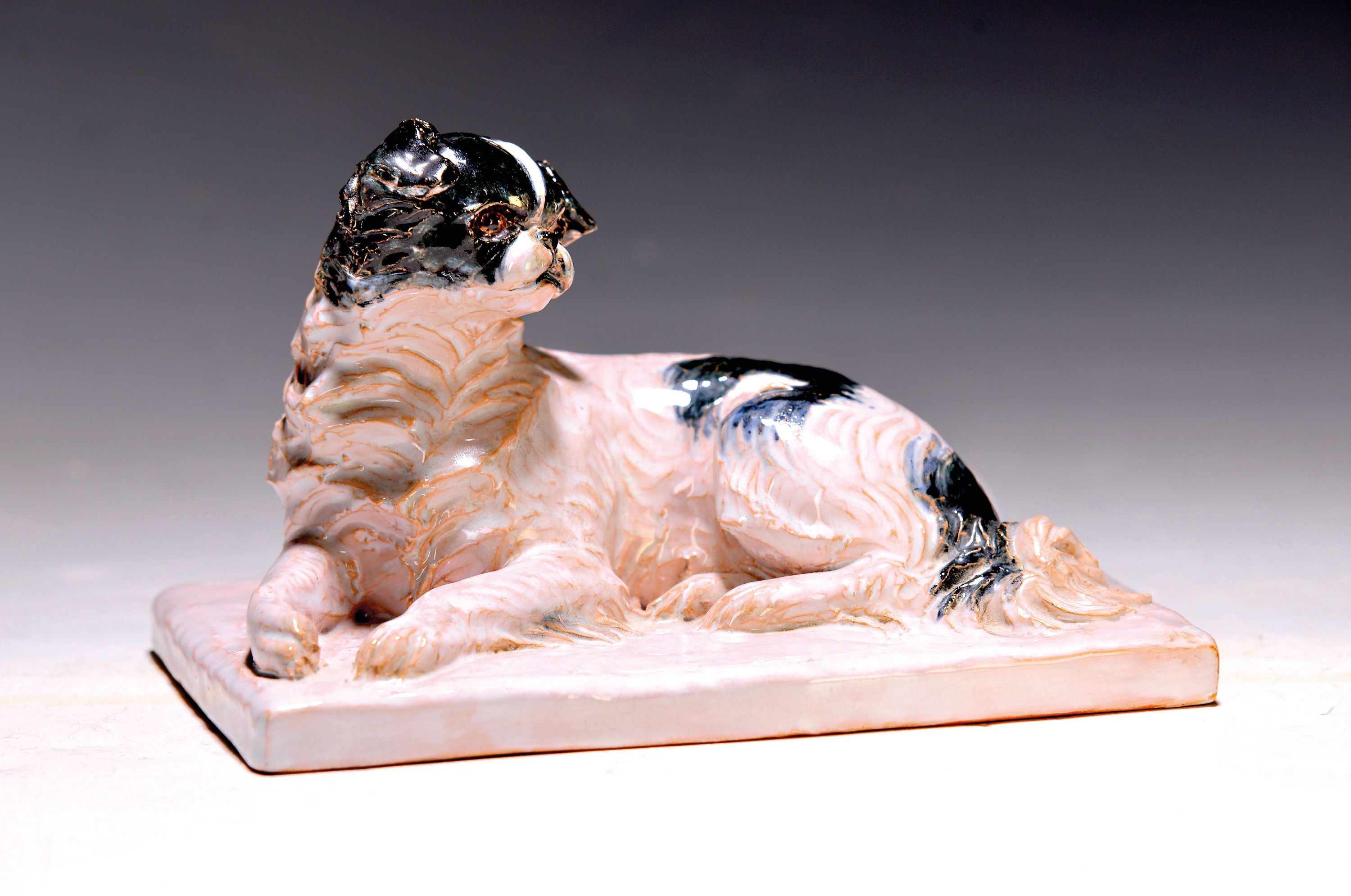 Lilli Kerzinger-Werth, 1897 - 1971, Kunstkeramik, Skulptur, liegender Pekinese, "Daisy" 1934, Einzelstück/Unikat, mit Widmung: unseren ...