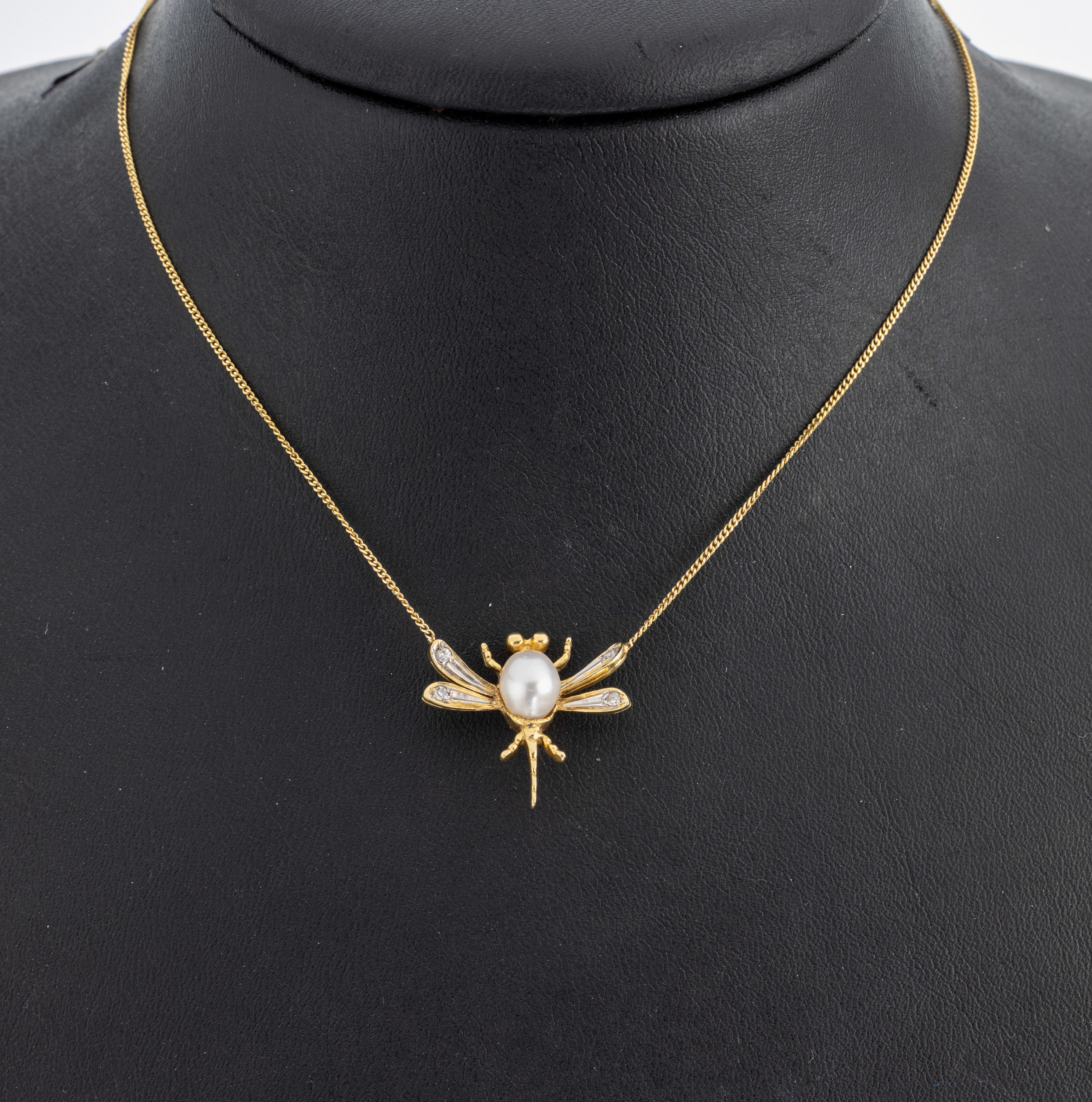 14 kt Gold Perl-Diamant-Collier, GG/WG 585/000, Mittelteil in Form eines Insekts, mittig Zuchtperle, unrund, Flügel mit 4 8/8- Diamanten zus. ca. ...