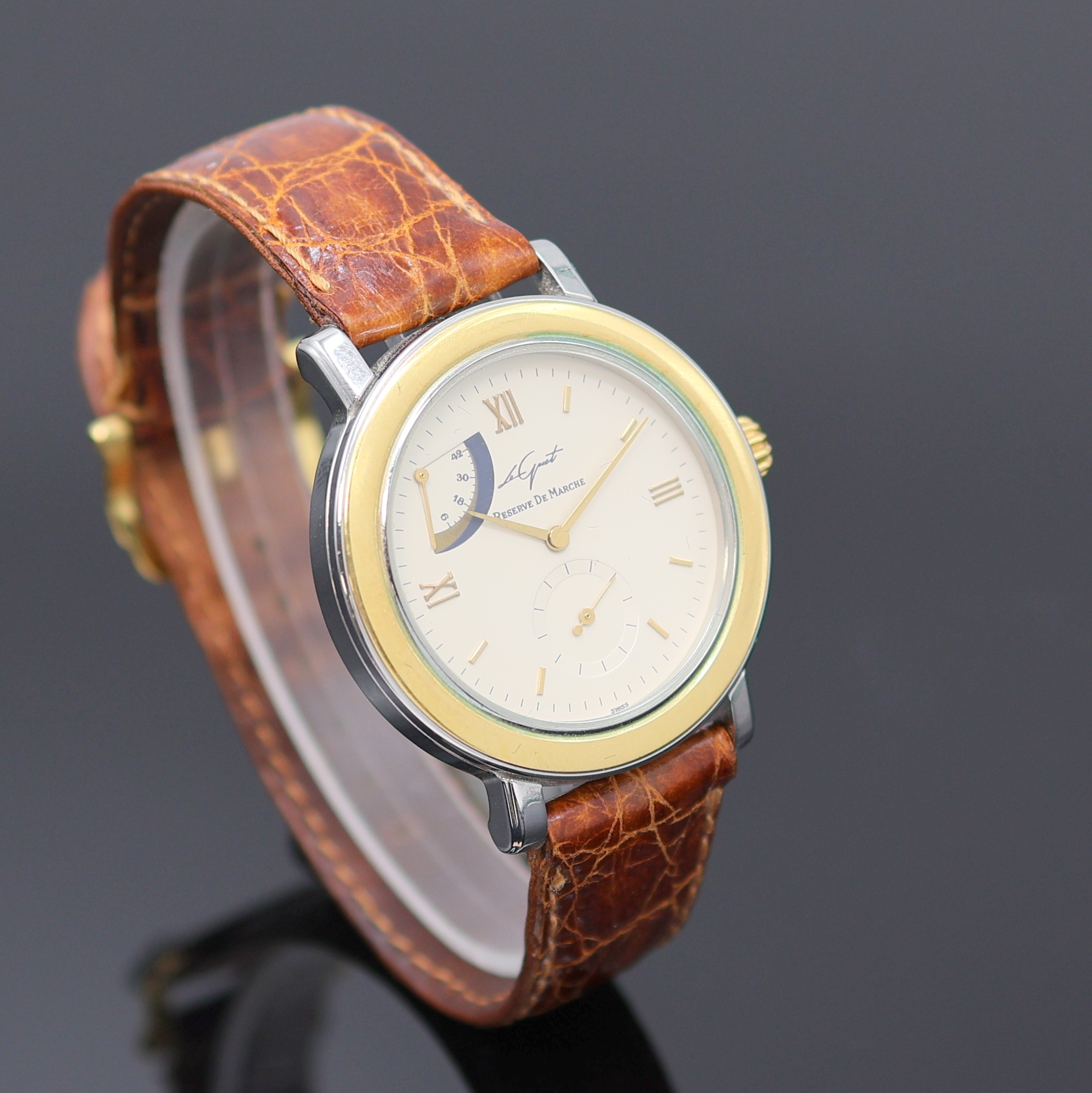 Detail b: LE GUET DU TEMPS Neuchâtel Armbanduhr Referenz 2640, Schweiz um 1990, Handaufzug, Stahlgeh. m. GG 750/000 Lünette, aufgedr. Boden m. Sicht auf ...