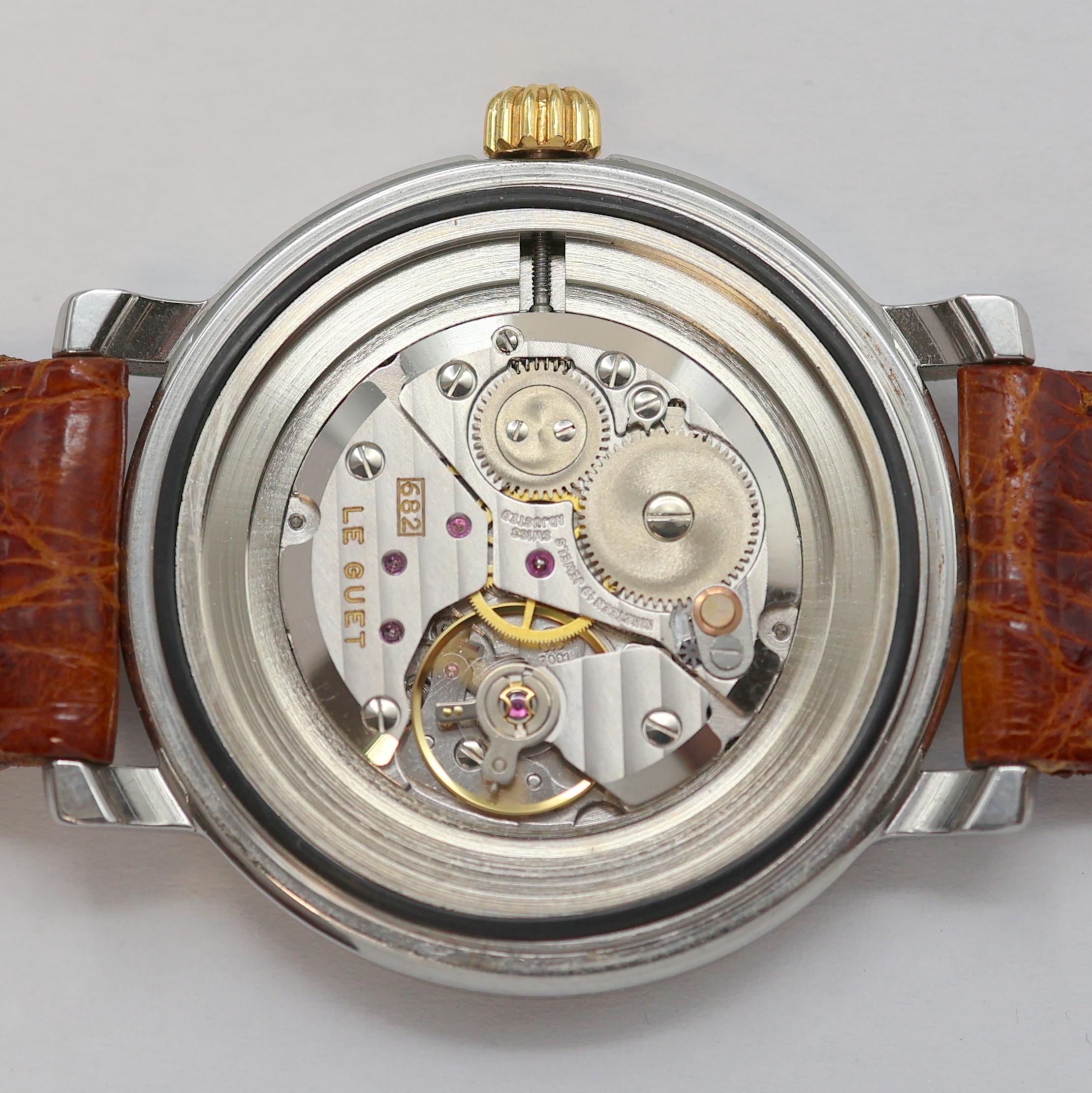 Detail f: LE GUET DU TEMPS Neuchâtel Armbanduhr Referenz 2640, Schweiz um 1990, Handaufzug, Stahlgeh. m. GG 750/000 Lünette, aufgedr. Boden m. Sicht auf ...