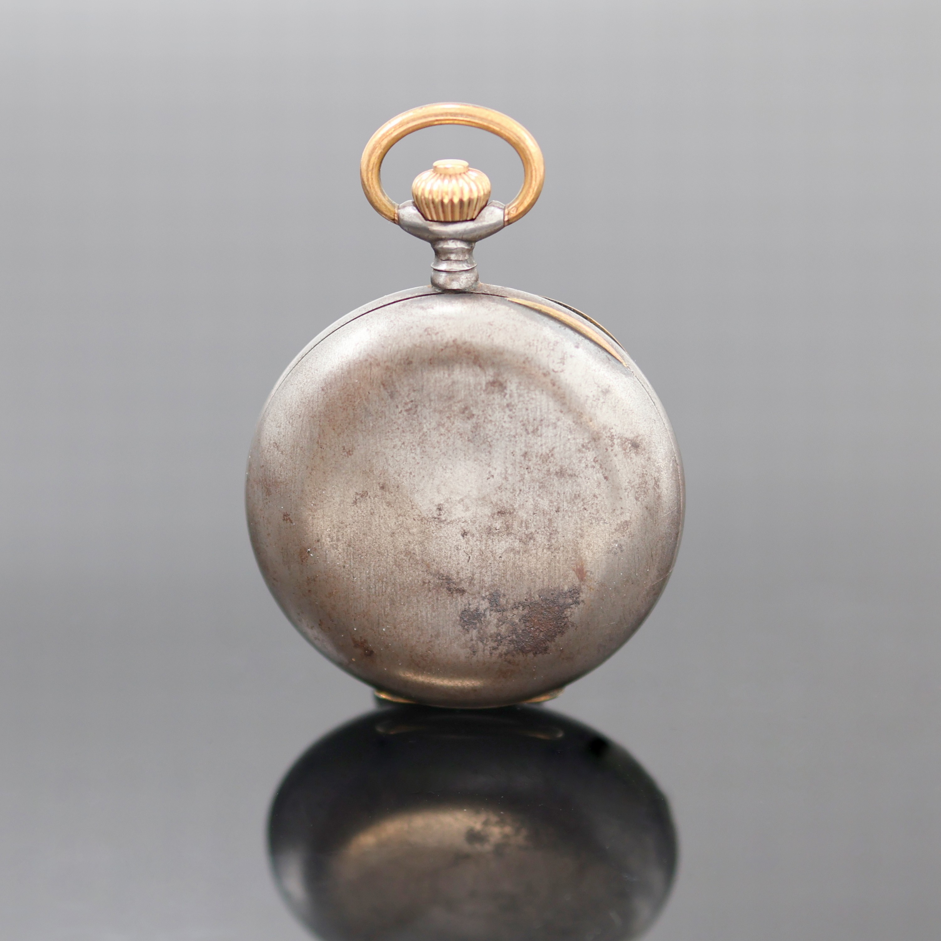 Detail a: OMEGA Taschenchronograph in brüniertem Stahlgehäuse, Schweiz um 1910, offenes Geh. berieb., Emailzifferbl. besch. m. Tachymeter- skala, gold. ...