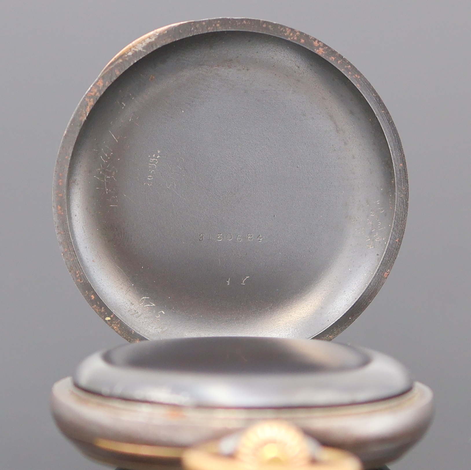 Detail c: OMEGA Taschenchronograph in brüniertem Stahlgehäuse, Schweiz um 1910, offenes Geh. berieb., Emailzifferbl. besch. m. Tachymeter- skala, gold. ...