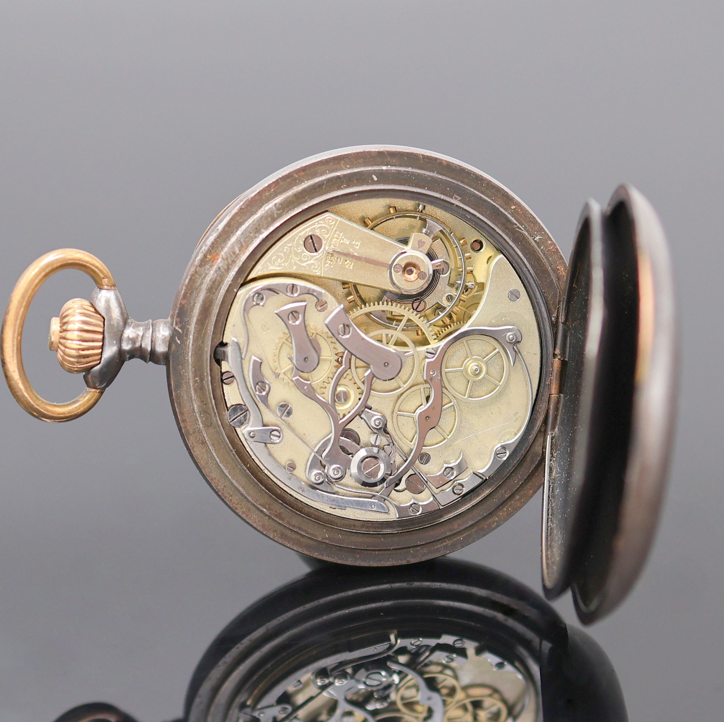 Detail d: OMEGA Taschenchronograph in brüniertem Stahlgehäuse, Schweiz um 1910, offenes Geh. berieb., Emailzifferbl. besch. m. Tachymeter- skala, gold. ...