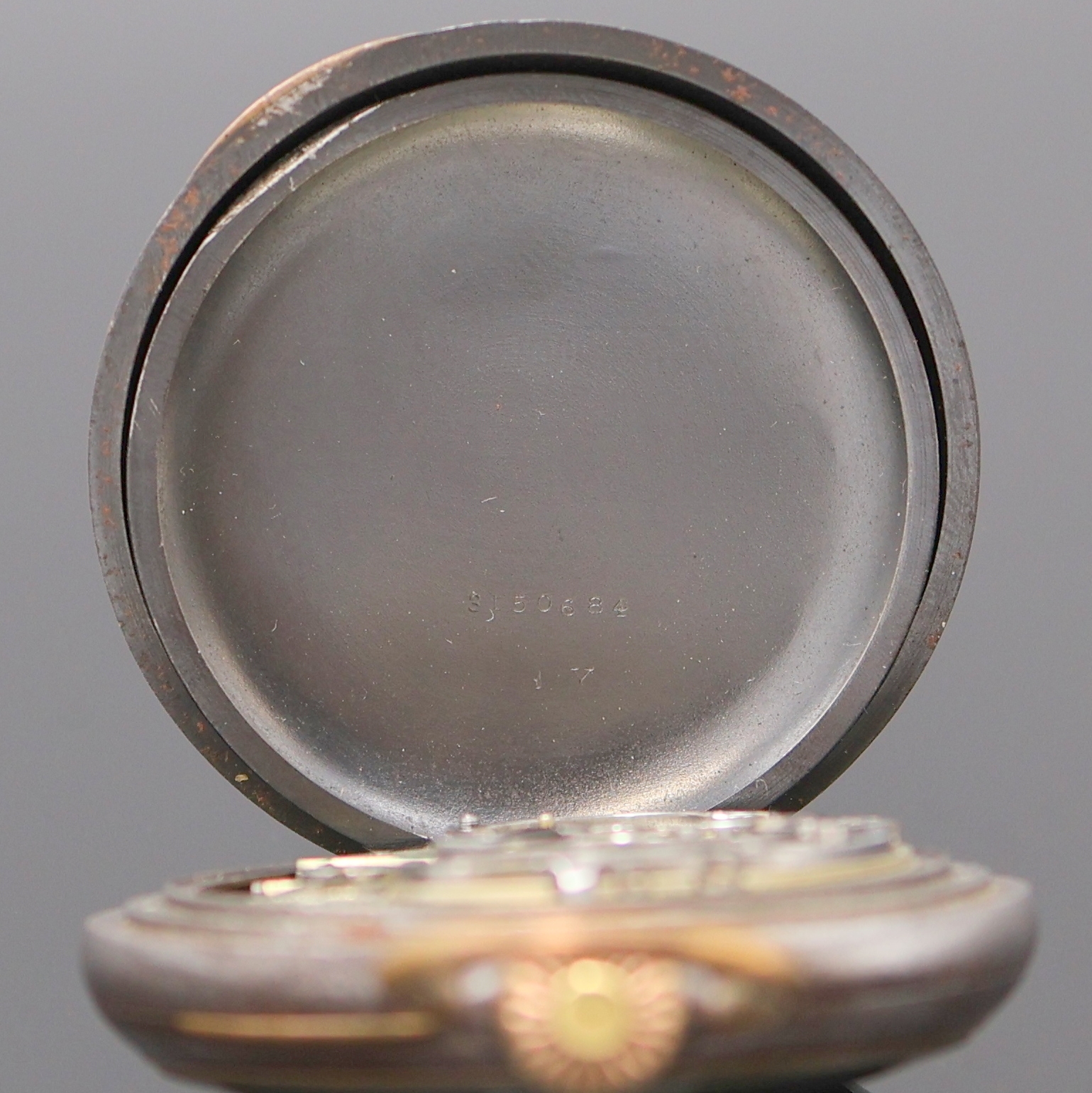 Detail e: OMEGA Taschenchronograph in brüniertem Stahlgehäuse, Schweiz um 1910, offenes Geh. berieb., Emailzifferbl. besch. m. Tachymeter- skala, gold. ...
