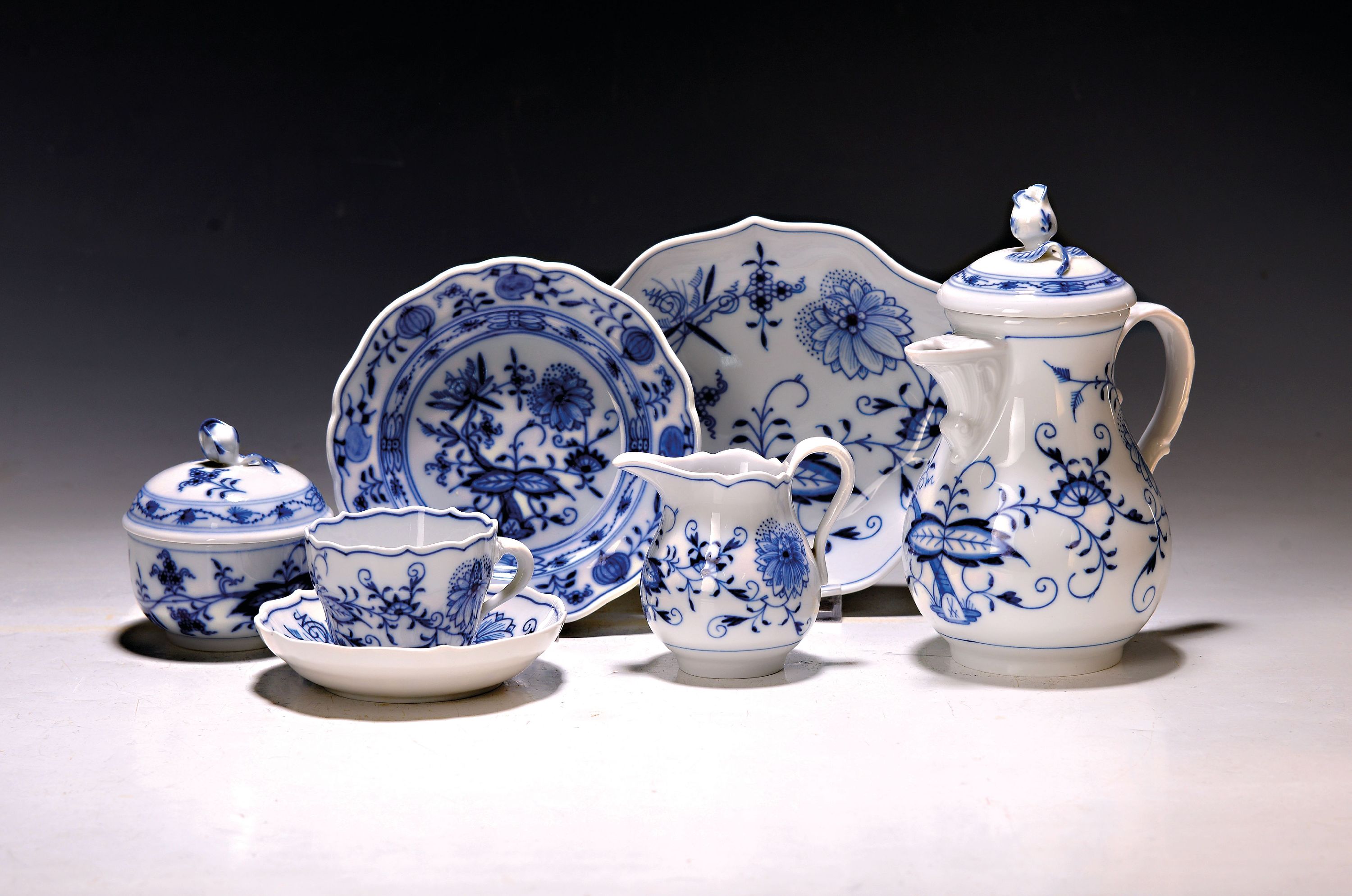 Image 26986998 - Mokka- bzw. Espressoservice, Meissen, 20. Jh., 2. Wahl, blaues Zwiebelmuster unter der ...