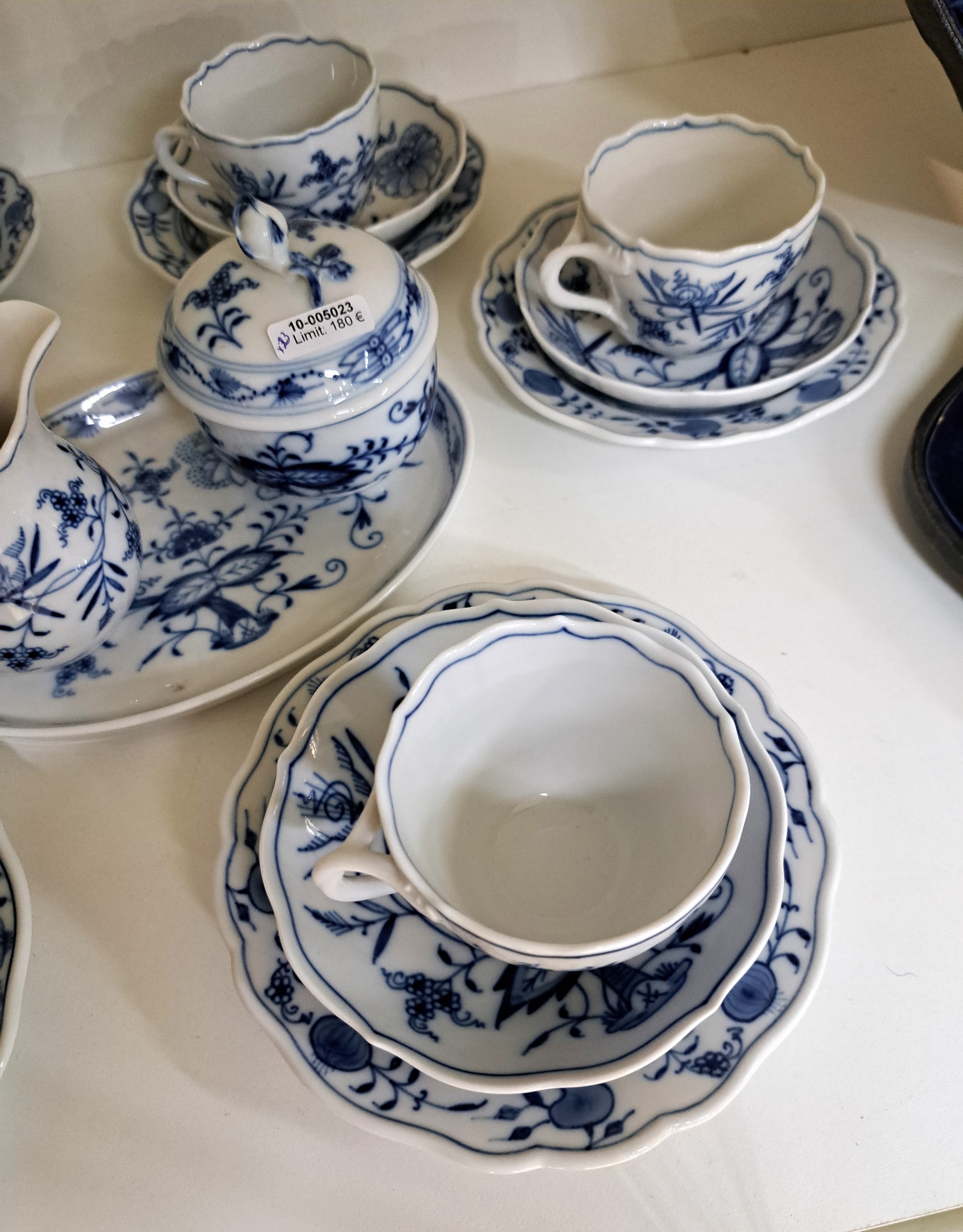 Detail a: Mokka- bzw. Espressoservice, Meissen, 20. Jh., 2. Wahl, blaues Zwiebelmuster unter der Glasur, Kännchen, Zuckerdose, Sahnegießer, 6 Tassen mit ...
