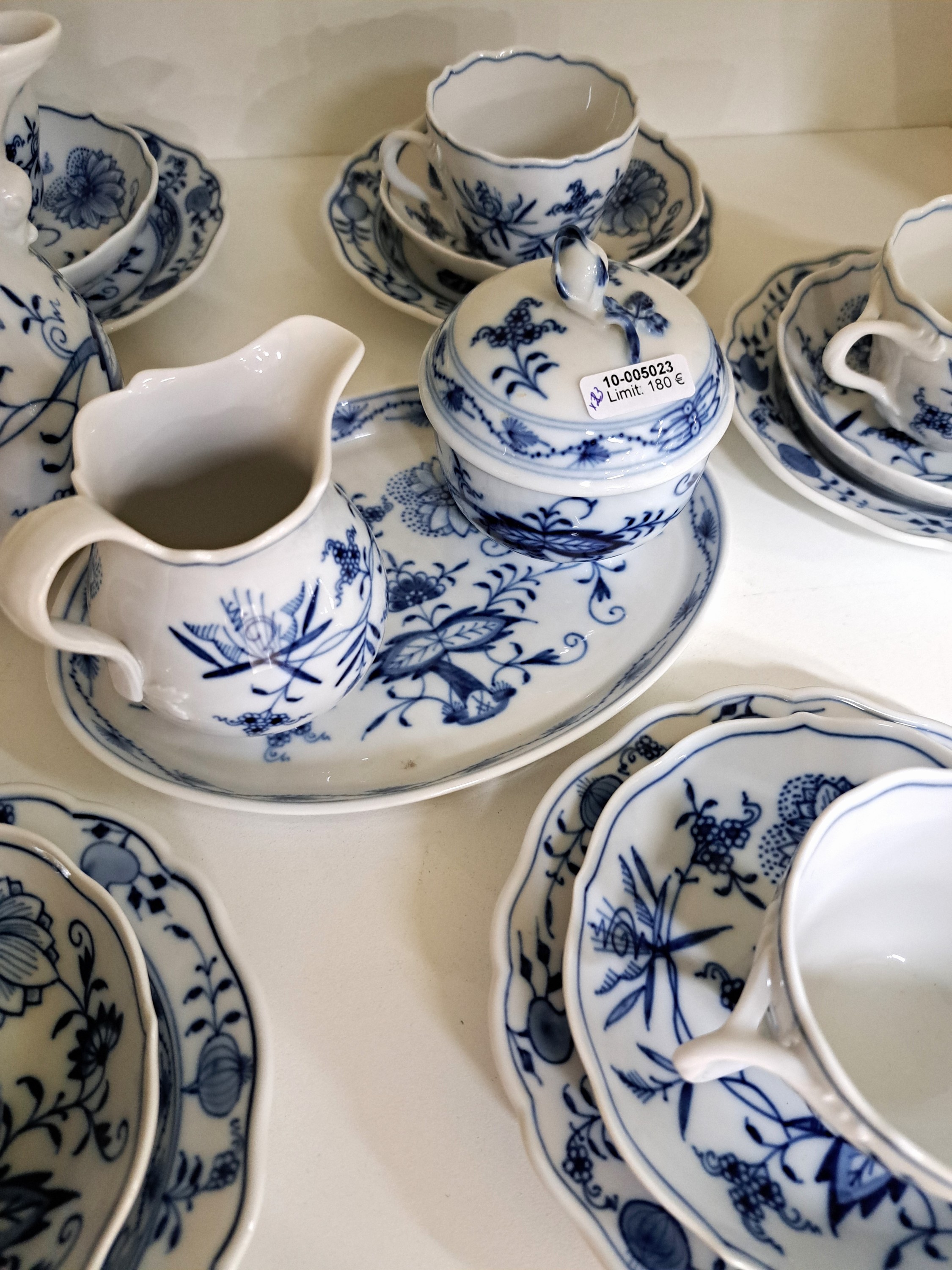Detail b: Mokka- bzw. Espressoservice, Meissen, 20. Jh., 2. Wahl, blaues Zwiebelmuster unter der Glasur, Kännchen, Zuckerdose, Sahnegießer, 6 Tassen mit ...