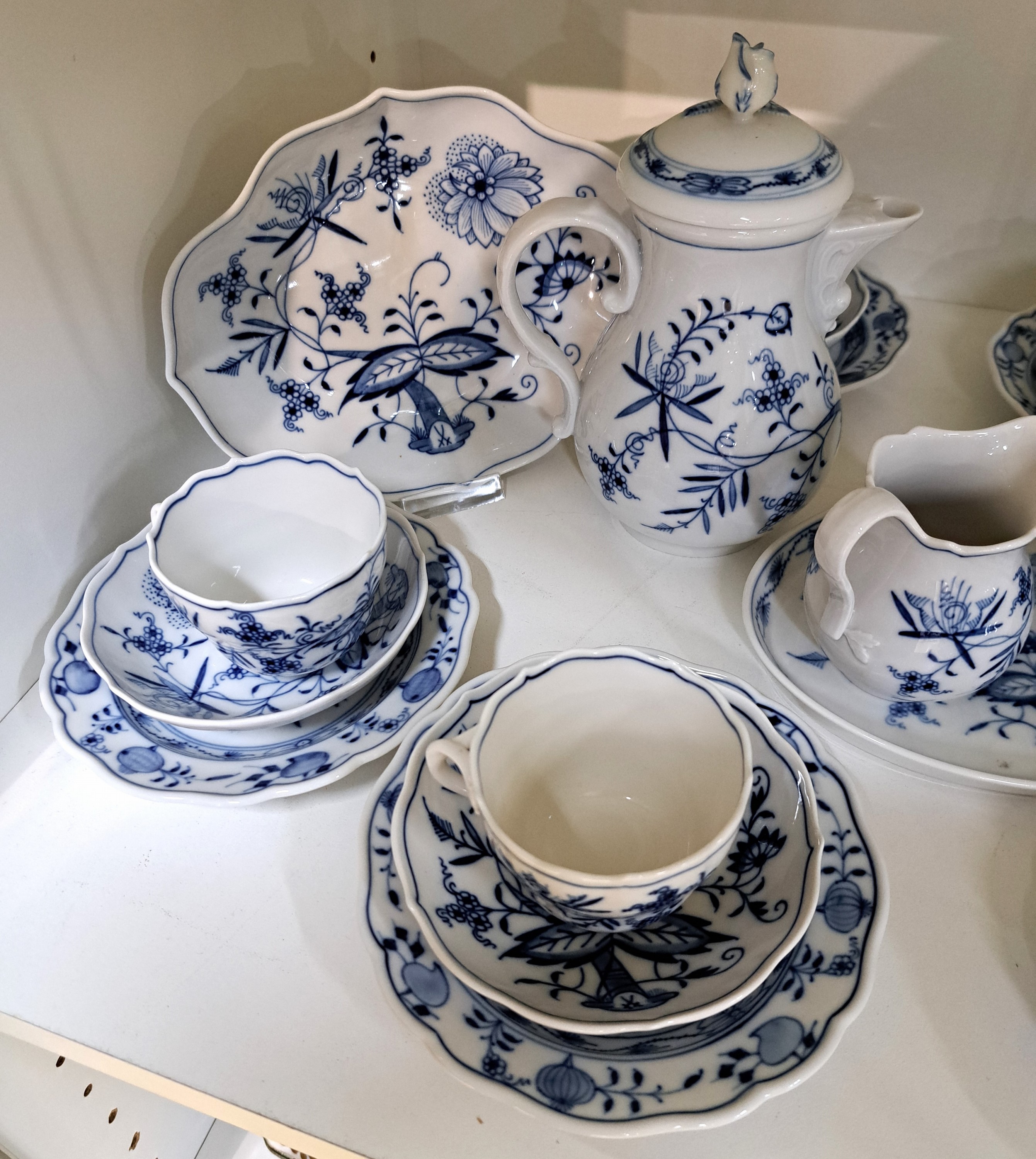 Detail c: Mokka- bzw. Espressoservice, Meissen, 20. Jh., 2. Wahl, blaues Zwiebelmuster unter der Glasur, Kännchen, Zuckerdose, Sahnegießer, 6 Tassen mit ...