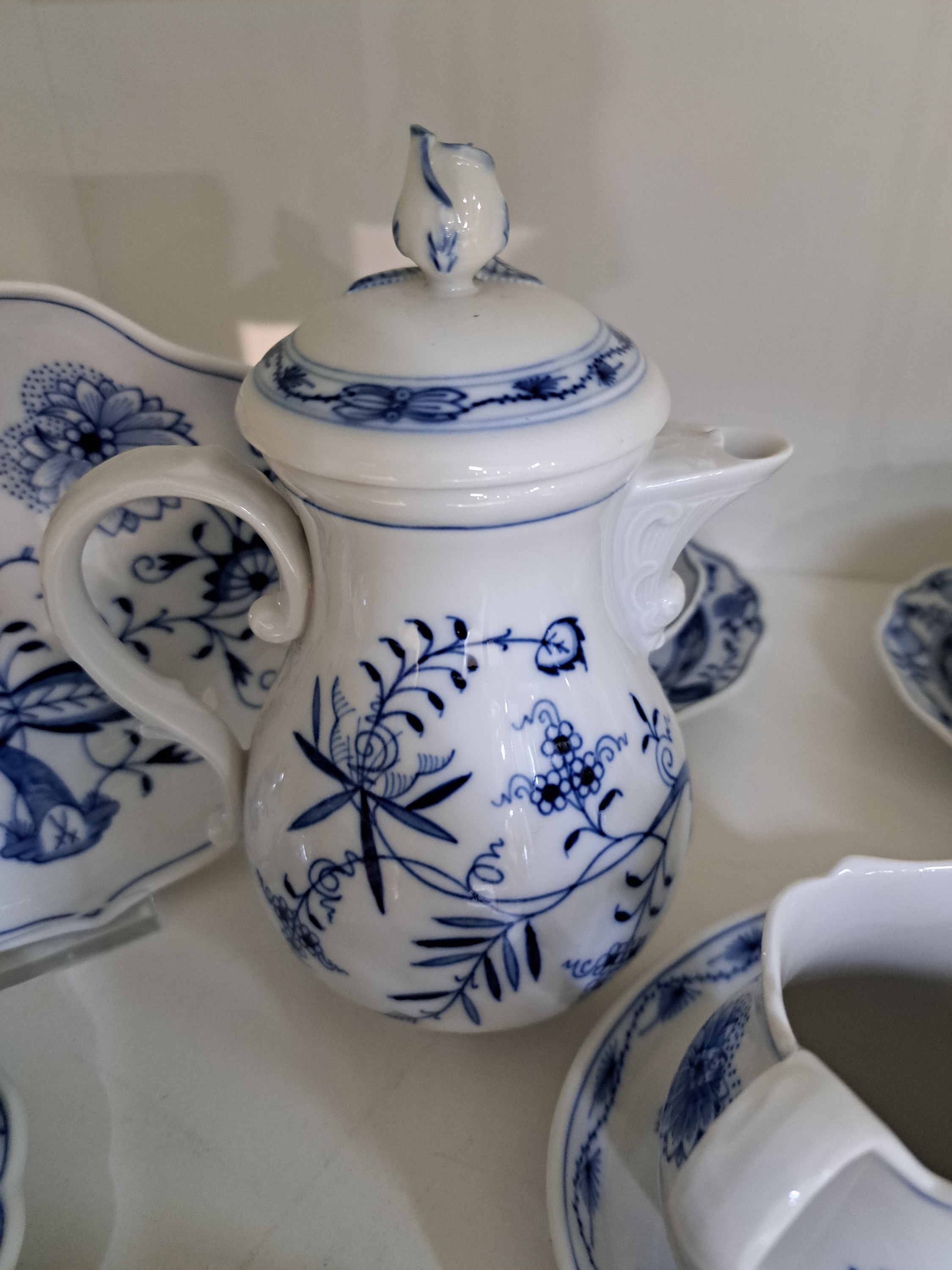 Detail d: Mokka- bzw. Espressoservice, Meissen, 20. Jh., 2. Wahl, blaues Zwiebelmuster unter der Glasur, Kännchen, Zuckerdose, Sahnegießer, 6 Tassen mit ...