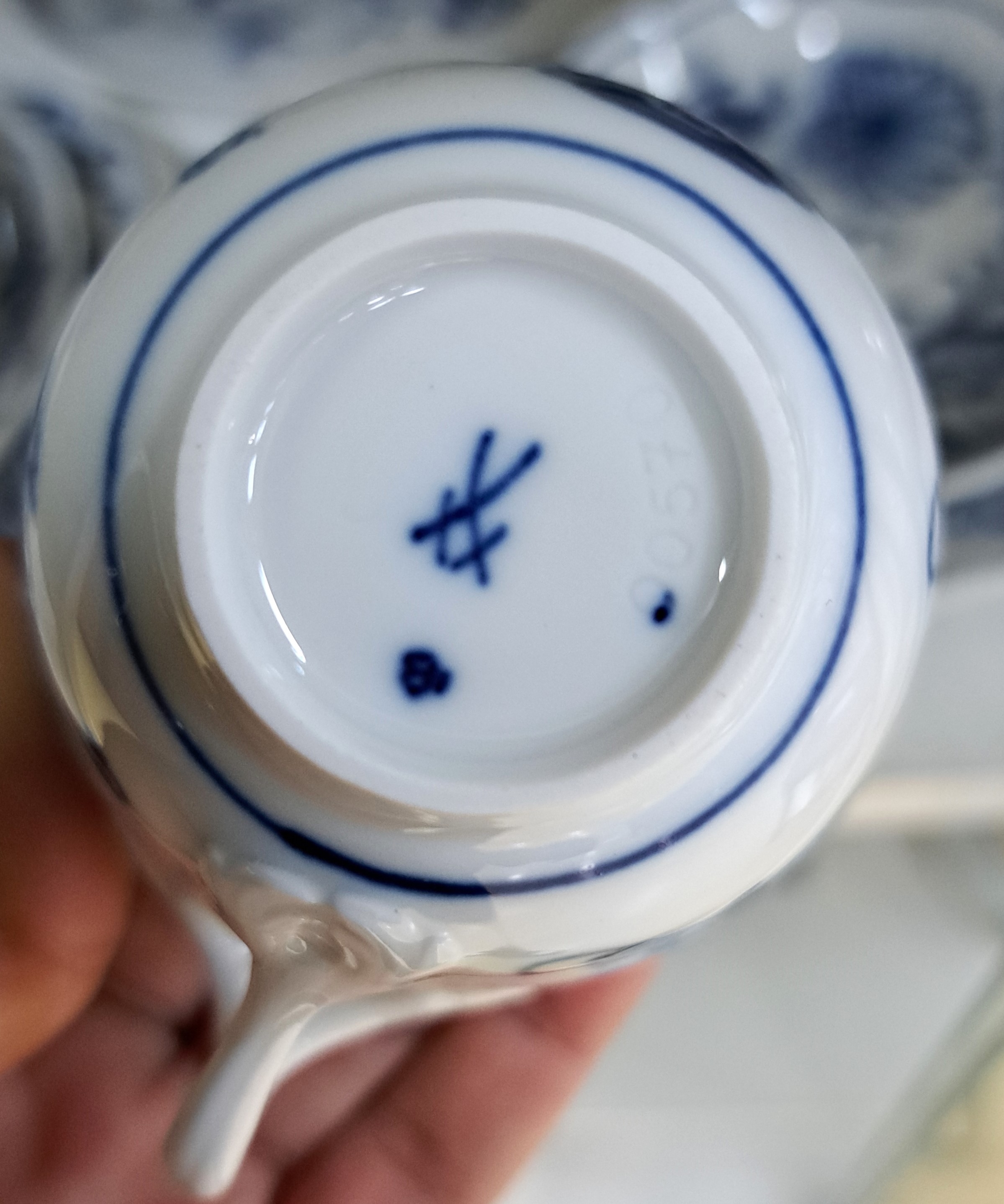 Detail e: Mokka- bzw. Espressoservice, Meissen, 20. Jh., 2. Wahl, blaues Zwiebelmuster unter der Glasur, Kännchen, Zuckerdose, Sahnegießer, 6 Tassen mit ...