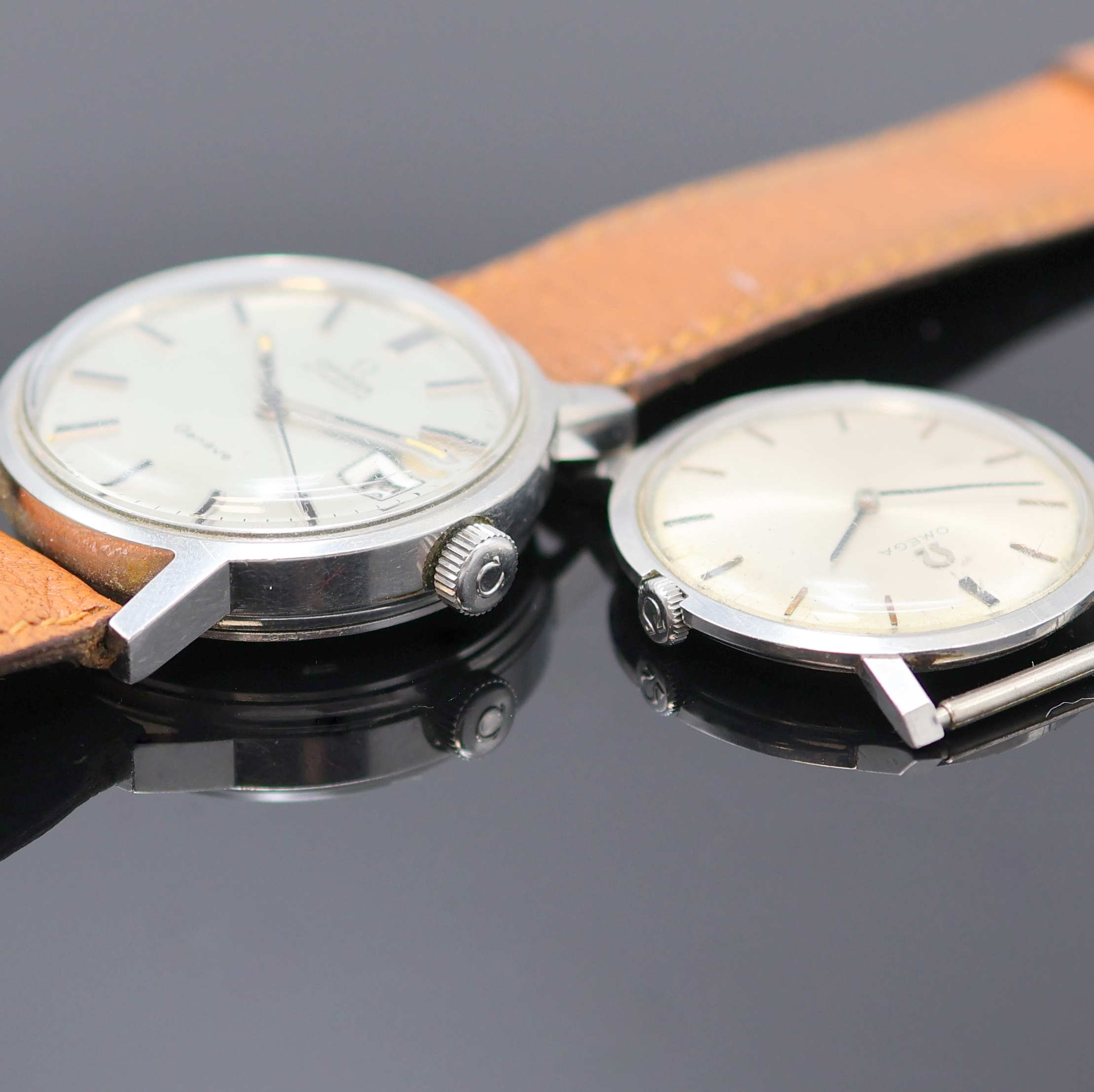 Detail c: OMEGA 2 Armbanduhren in Stahl, Schweiz um 1965/1972, 2-tlg. Geh., silb. Zifferblätter pat. m. silb. Indizes, 1.) Ref. 111.046, aufgedr. Boden, ...