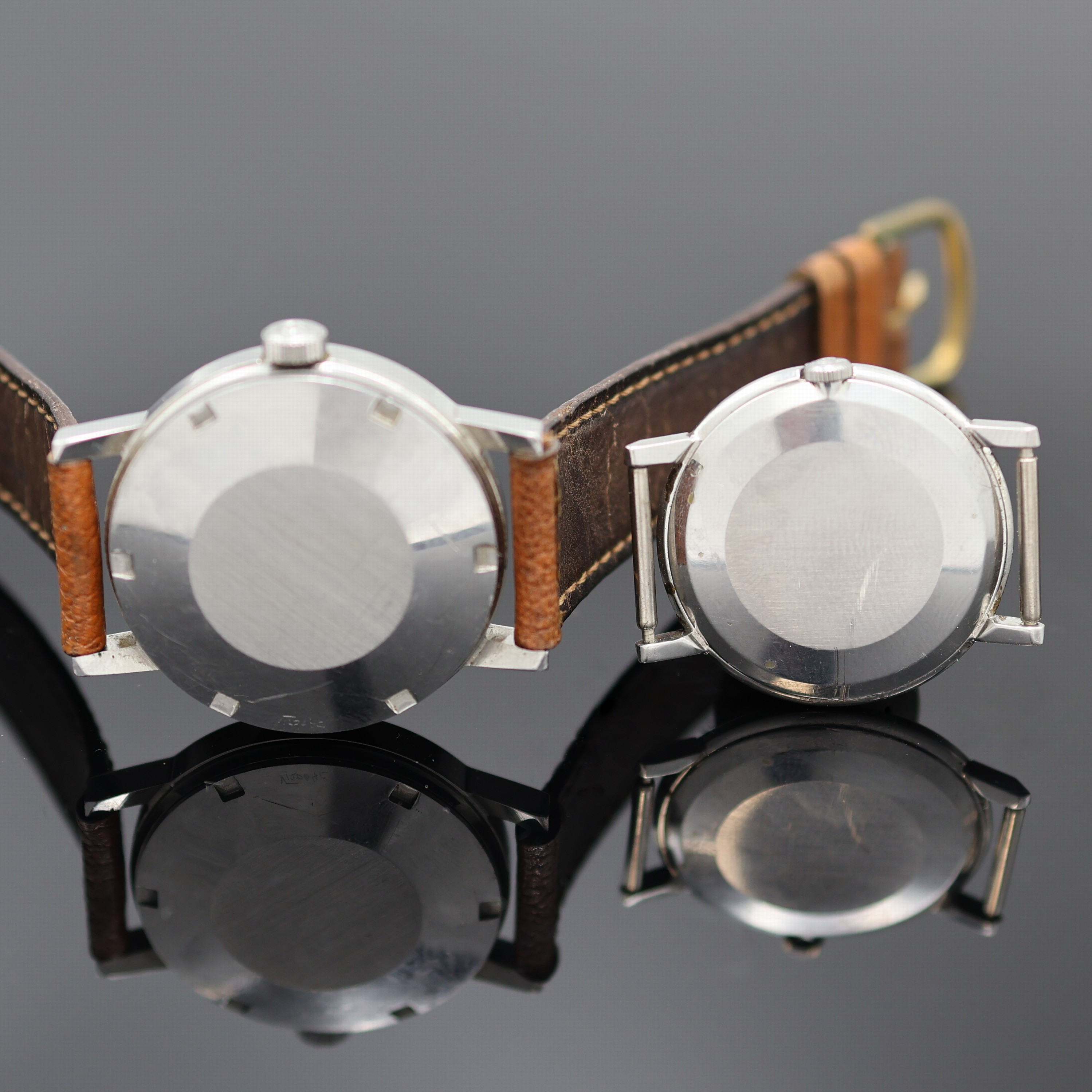 Detail d: OMEGA 2 Armbanduhren in Stahl, Schweiz um 1965/1972, 2-tlg. Geh., silb. Zifferblätter pat. m. silb. Indizes, 1.) Ref. 111.046, aufgedr. Boden, ...