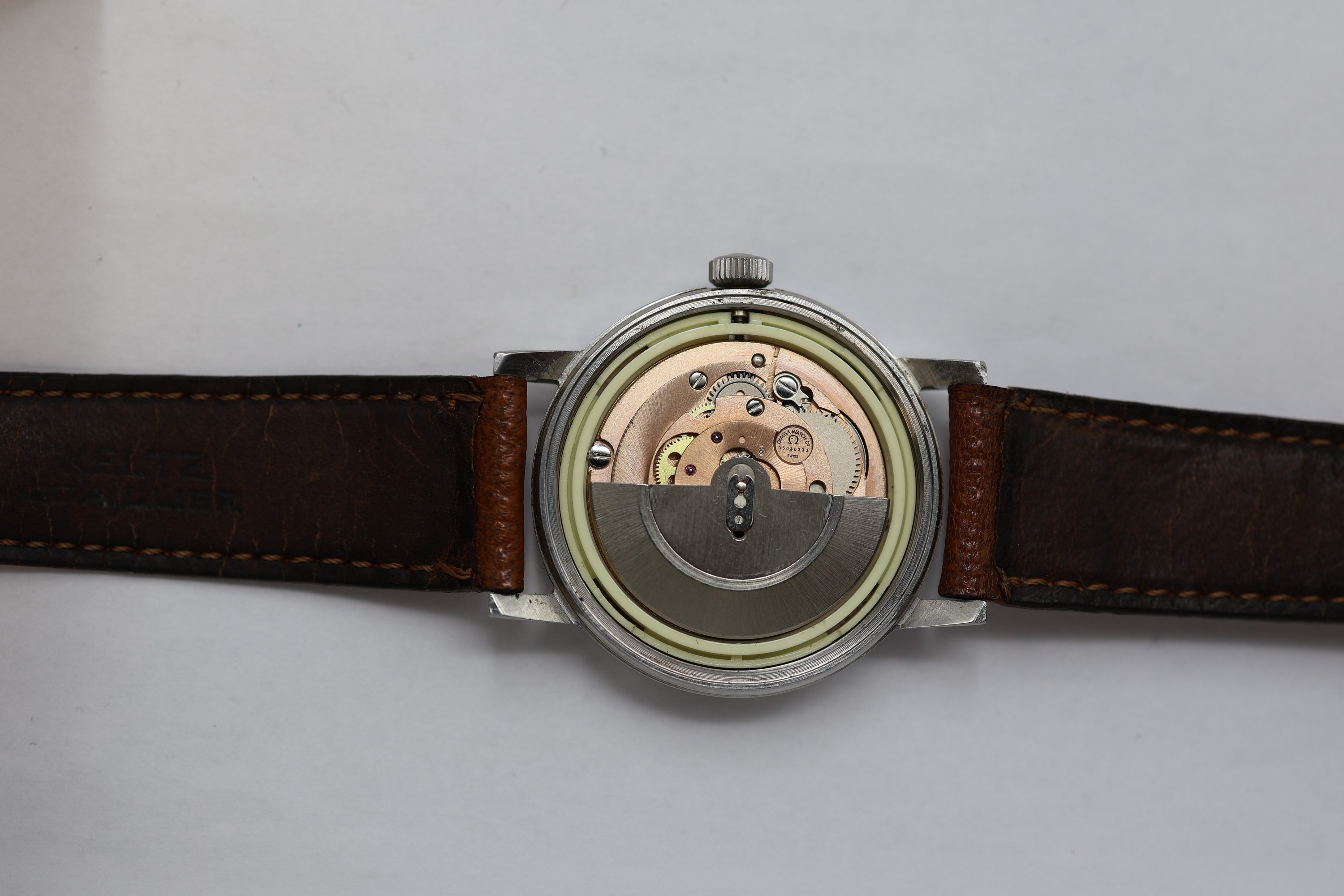 Detail e: OMEGA 2 Armbanduhren in Stahl, Schweiz um 1965/1972, 2-tlg. Geh., silb. Zifferblätter pat. m. silb. Indizes, 1.) Ref. 111.046, aufgedr. Boden, ...