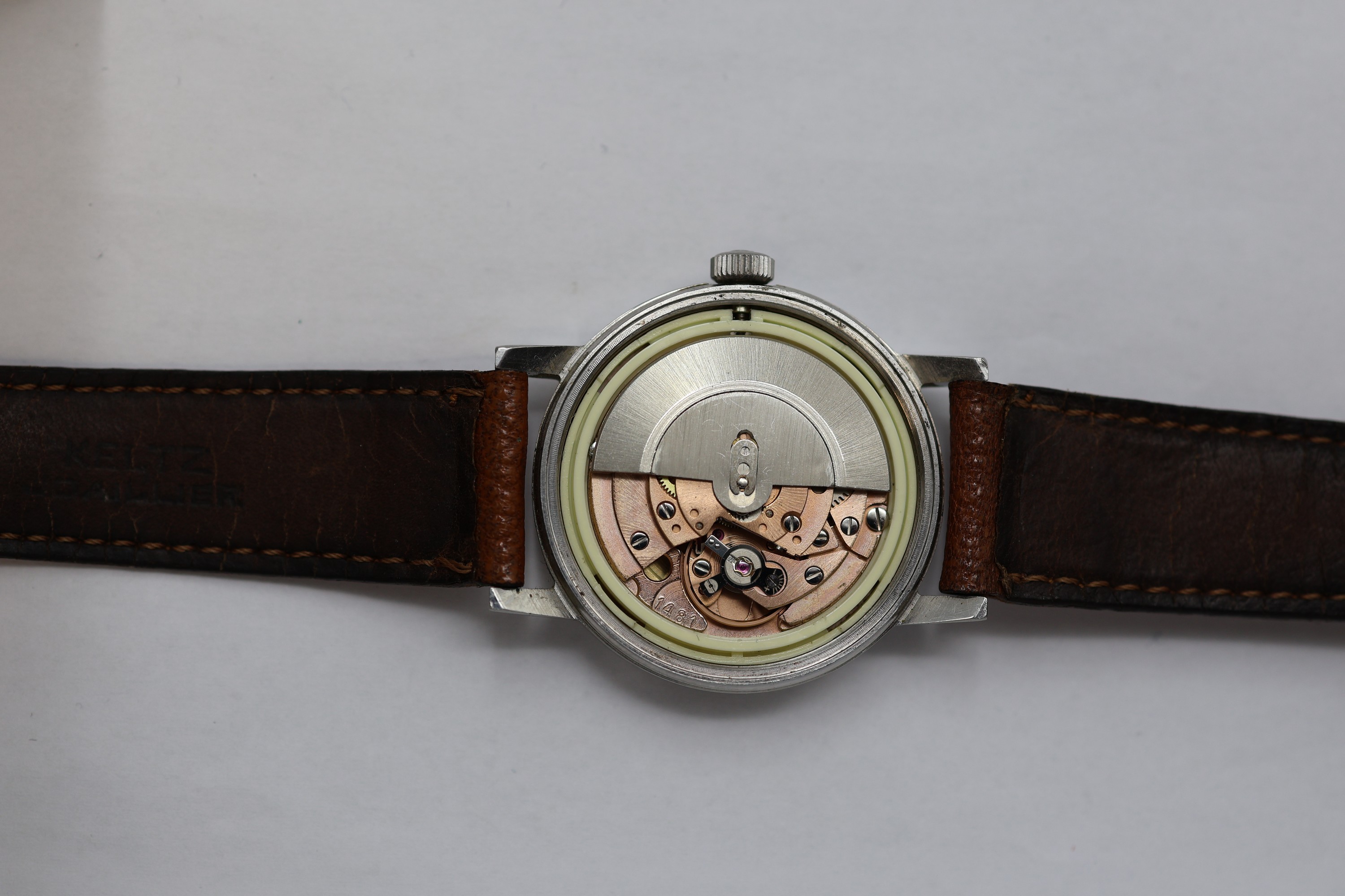 Detail f: OMEGA 2 Armbanduhren in Stahl, Schweiz um 1965/1972, 2-tlg. Geh., silb. Zifferblätter pat. m. silb. Indizes, 1.) Ref. 111.046, aufgedr. Boden, ...