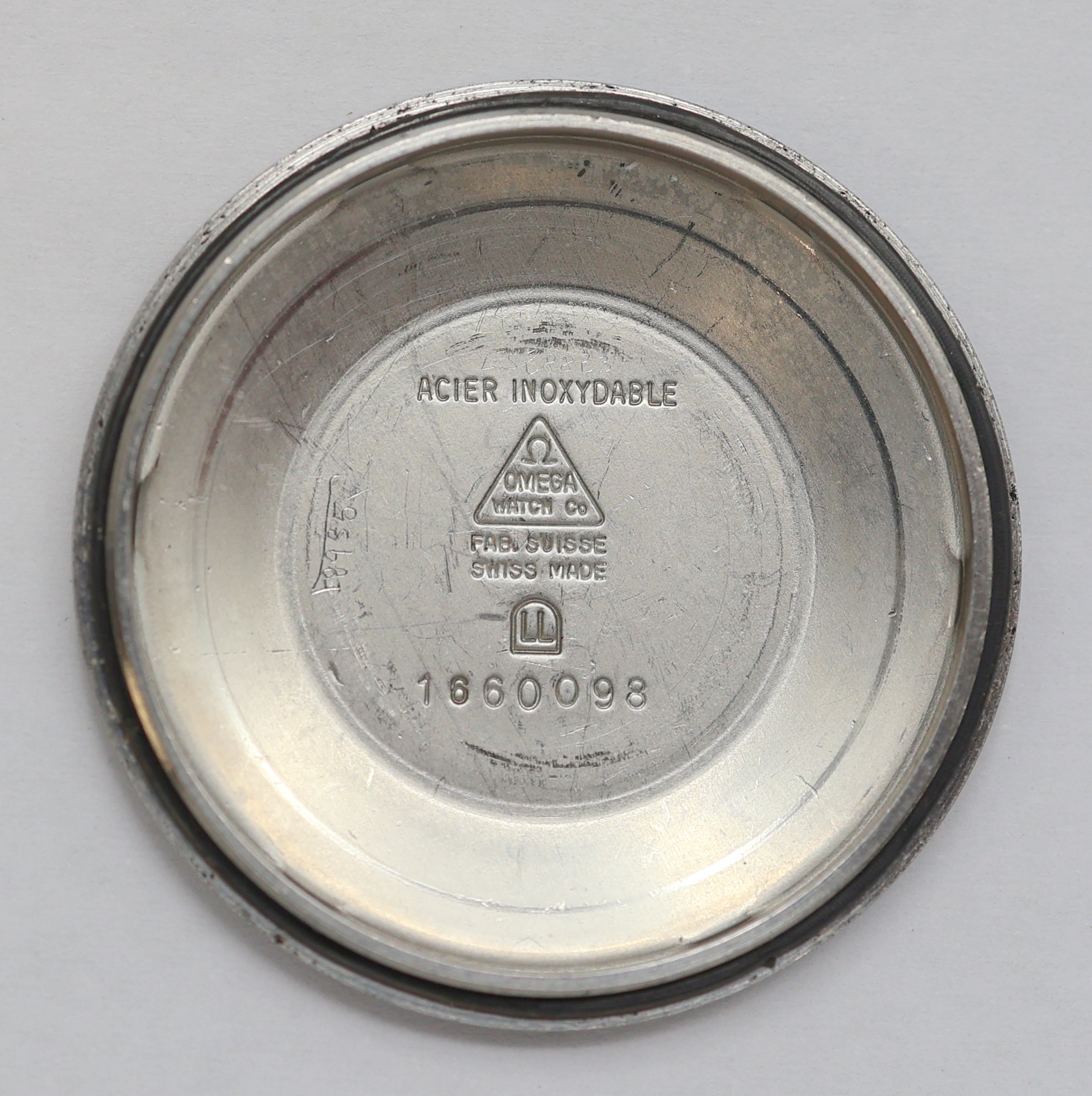 Detail g: OMEGA 2 Armbanduhren in Stahl, Schweiz um 1965/1972, 2-tlg. Geh., silb. Zifferblätter pat. m. silb. Indizes, 1.) Ref. 111.046, aufgedr. Boden, ...