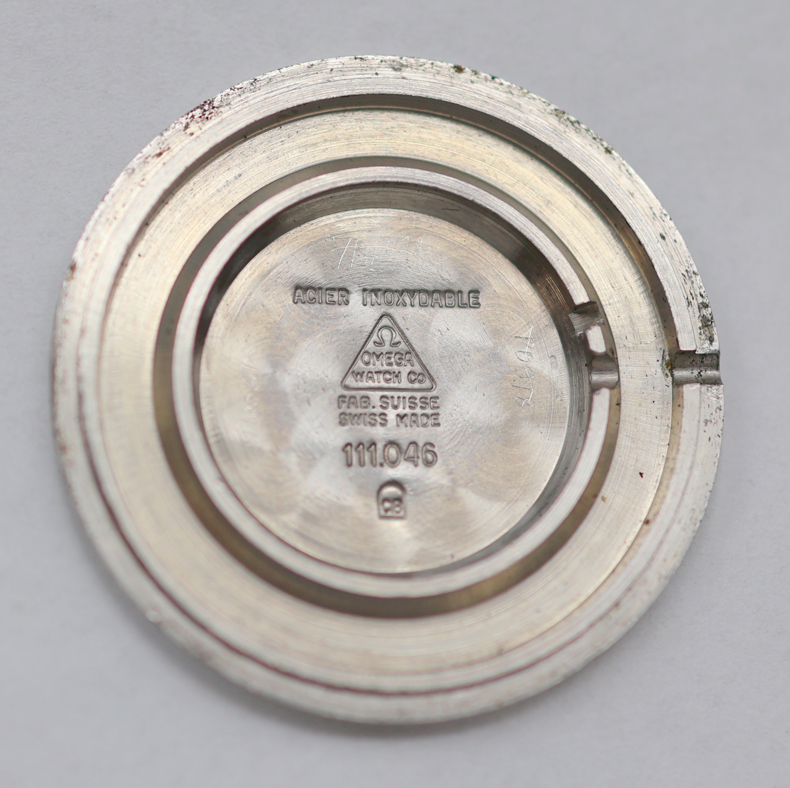 Detail i: OMEGA 2 Armbanduhren in Stahl, Schweiz um 1965/1972, 2-tlg. Geh., silb. Zifferblätter pat. m. silb. Indizes, 1.) Ref. 111.046, aufgedr. Boden, ...