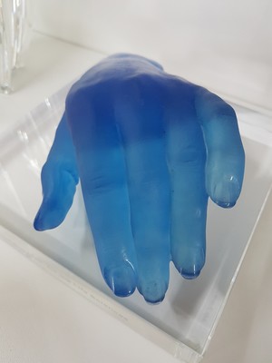Image 26986911c - Jean-Francois Leroy für Daum, Nancy, Glasskulptur ´La Main (bleue)´, blau getöntes ...