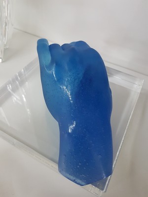 Image 26986911e - Jean-Francois Leroy für Daum, Nancy, Glasskulptur ´La Main (bleue)´, blau getöntes ...