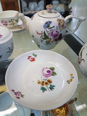 26986926j - 5 Teile Porzellan, Meissen, Marcolini, um 1800, Kännchen (Ausguß besch.), Zuckerdose, ...