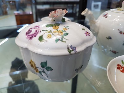 26986926k - 5 Teile Porzellan, Meissen, Marcolini, um 1800, Kännchen (Ausguß besch.), Zuckerdose, ...