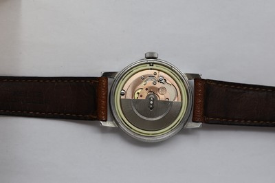 26986999e - OMEGA 2 Armbanduhren in Stahl, Schweiz um 1965/1972, 2-tlg. Geh., silb. Zifferblätter ...