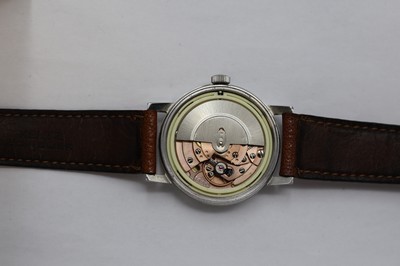 26986999f - OMEGA 2 Armbanduhren in Stahl, Schweiz um 1965/1972, 2-tlg. Geh., silb. Zifferblätter ...