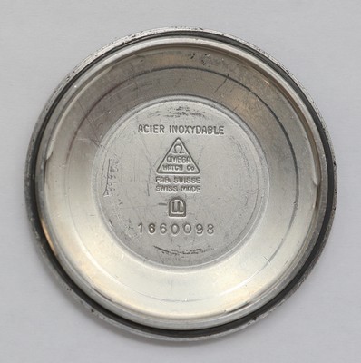 26986999g - OMEGA 2 Armbanduhren in Stahl, Schweiz um 1965/1972, 2-tlg. Geh., silb. Zifferblätter ...