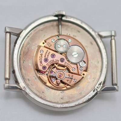 26986999h - OMEGA 2 Armbanduhren in Stahl, Schweiz um 1965/1972, 2-tlg. Geh., silb. Zifferblätter ...