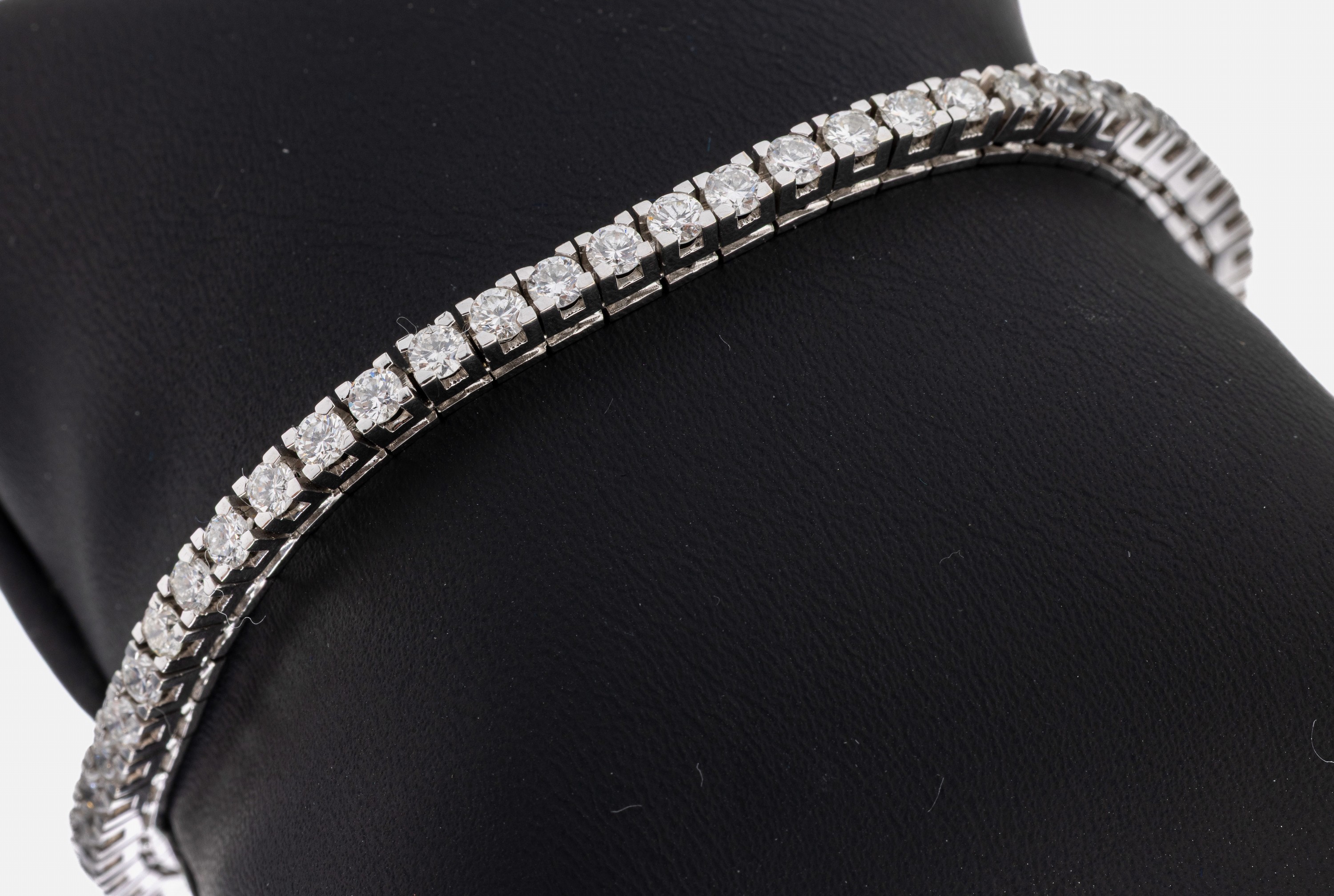 18 kt Gold Brillant-Armband, WG 750/000, 56Brillanten zus. ca. 3.0 ct Weiß/si-p, L. ca. 18 cm, Kastenschloss mit Sicherheitsacht, ca. 15.5 g