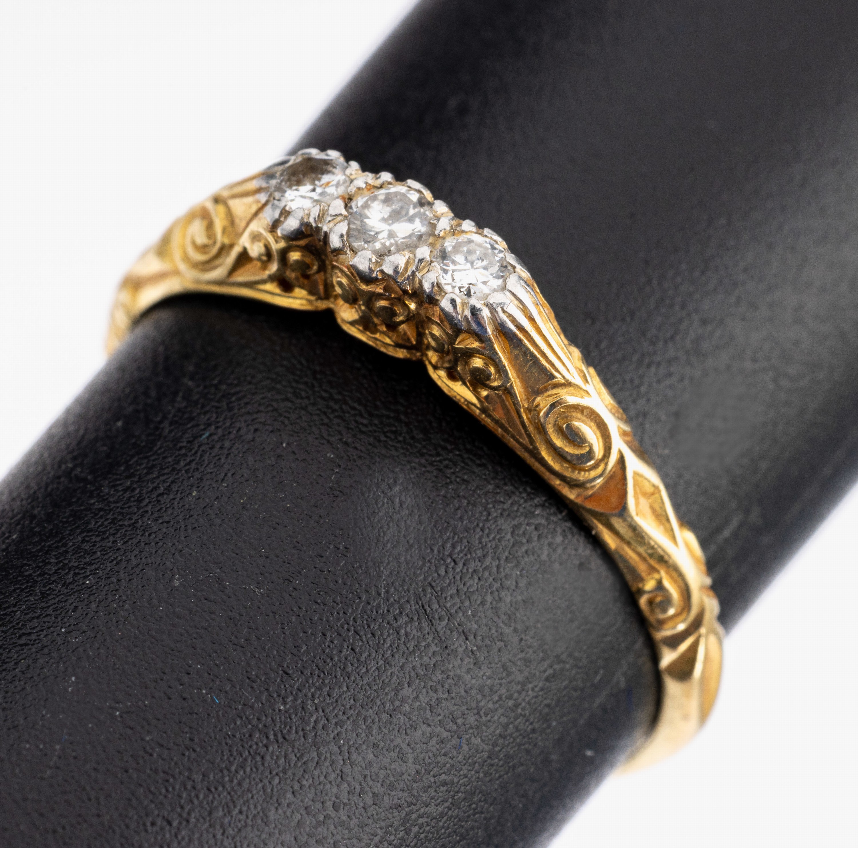 14 kt Gold Brillant-Ring, GG/WG 585/000, nach Vorbild von 1890, 3 in WG gefasste Brillanten zus. ca. 0.12 ct Weiß/si, RW 58, ca. 2.5 g, in Etui