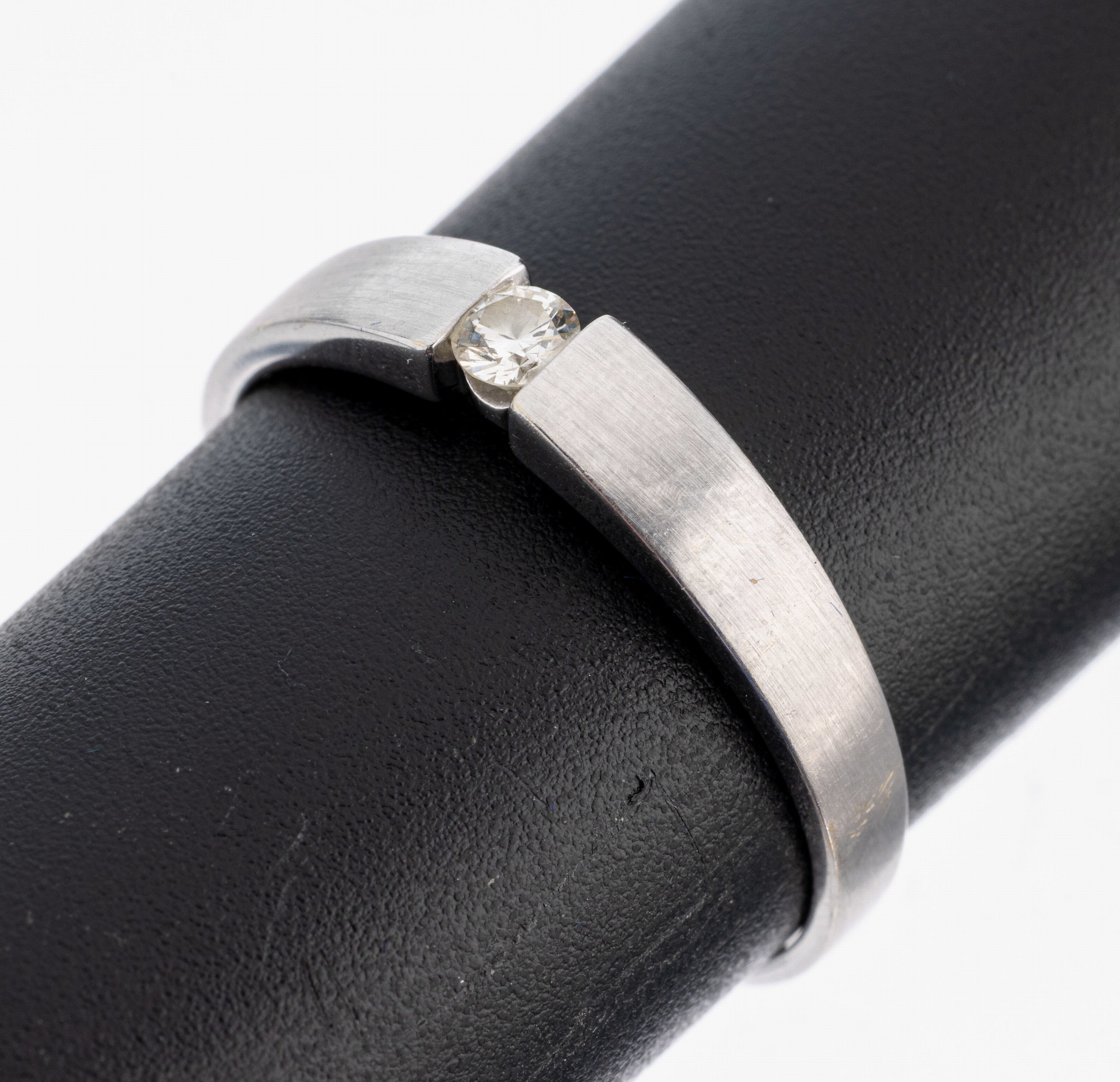 14 kt Gold CHRIST Brillant-Ring, WG 585/000, Brillant ca. 0.10 ct Weiß/lp (grav.),RW 60, ca. 3.2 g, in Etui