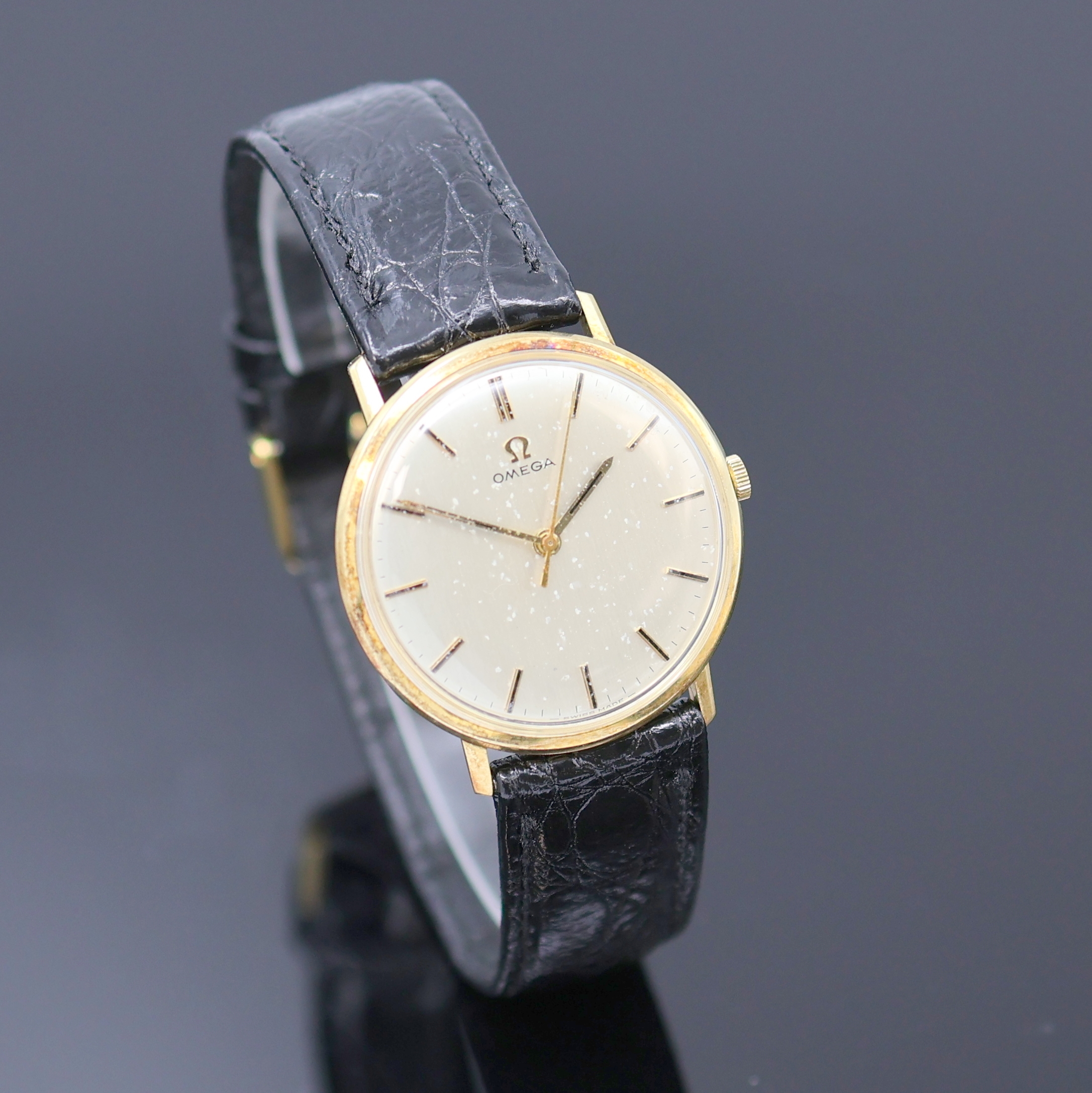 Detail b: OMEGA Herrenarmbanduhr in GG 750/000 Referenz 131016, Schweiz um 1965, Handaufzug, 2-tlg. Geh., Lünette aufgedr., silb. Zifferbl. pat., gold. ...