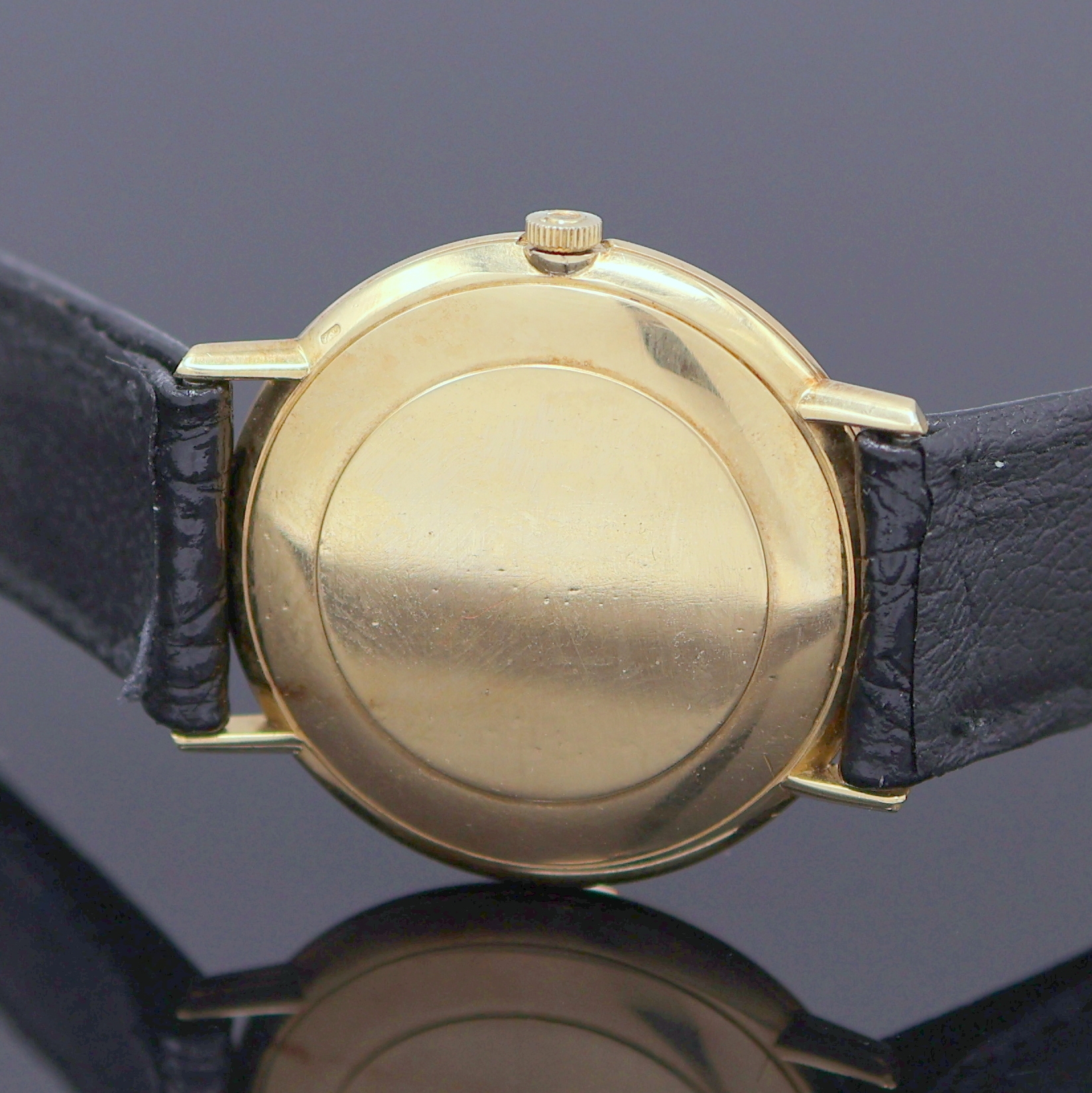 Detail e: OMEGA Herrenarmbanduhr in GG 750/000 Referenz 131016, Schweiz um 1965, Handaufzug, 2-tlg. Geh., Lünette aufgedr., silb. Zifferbl. pat., gold. ...