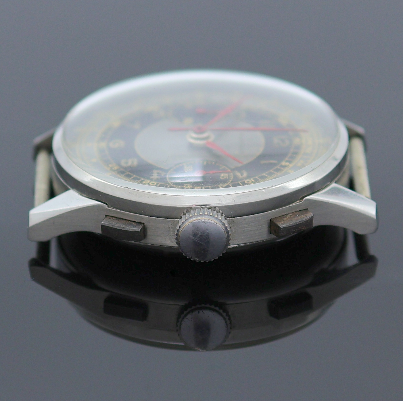 Detail b: MOBILIA Schaltradchronograph in Stahl, Schweiz um 1945, Handaufzug, 3-tlg. Geh., Boden u. Glasrand aufgedr., schwarz/graues Glanz-Zifferbl. pat., ...