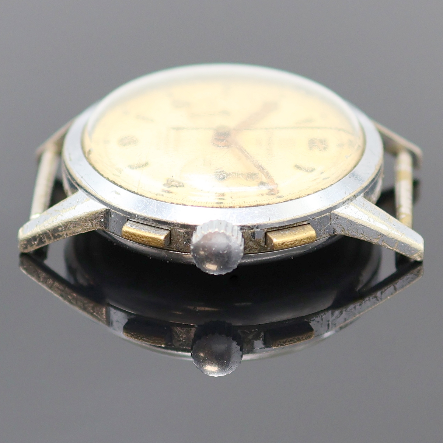 Detail b: UTI / LEMANIA 105 Armbandchronograph im verchromten Gehäuse, Schweiz um 1950, Handaufzug, 3-tlg. Geh. ber., Glasrand u. Stahlboden aufgedr., silb. ...